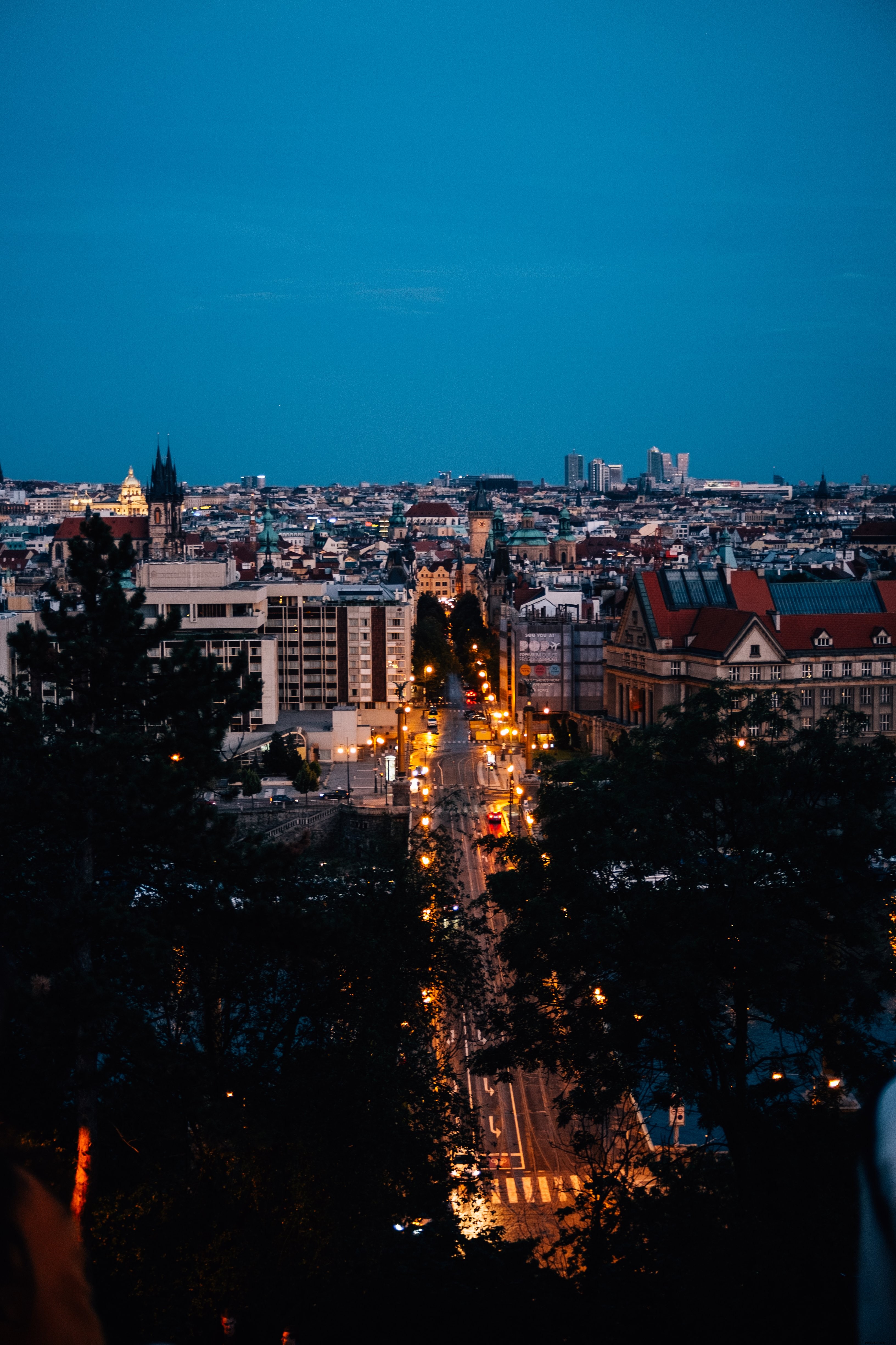 Photo : les lumières de la ville au crépuscule, juste après le coucher du soleil