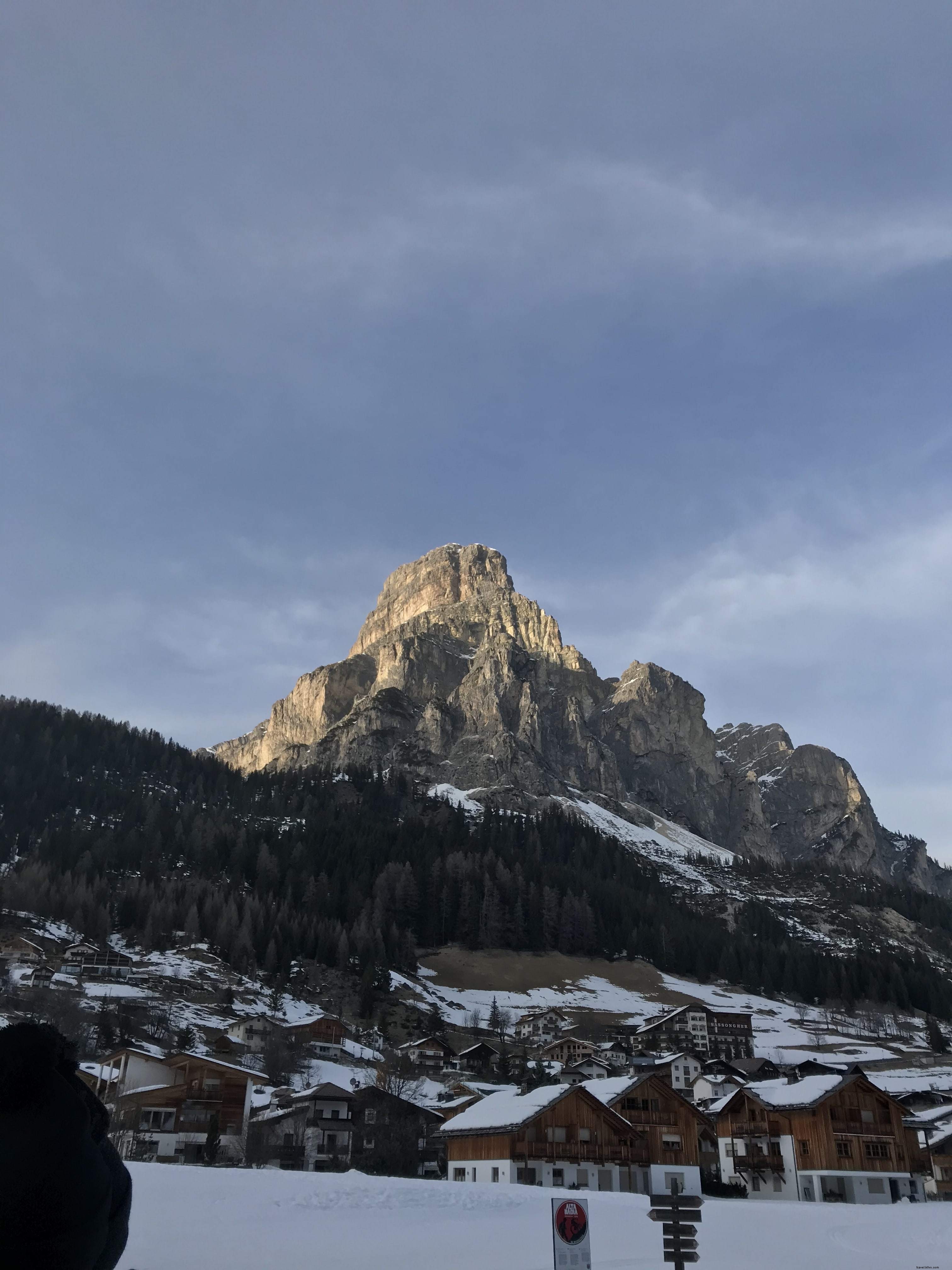 Photo – Toits recouverts de neige et montagne majestueuse en arrière‑plan