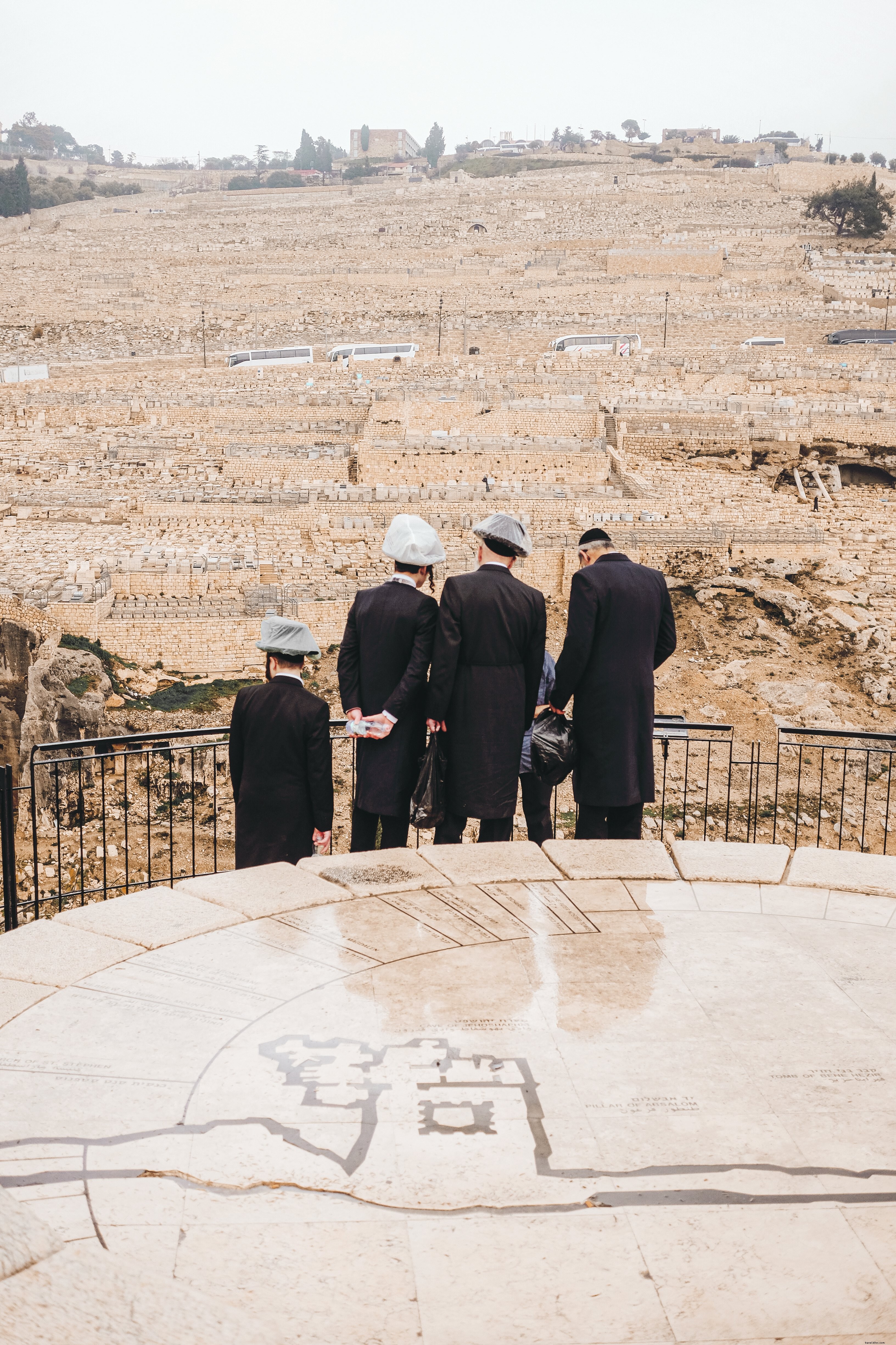 Photo : quatre personnes contemplant les champs de pierre