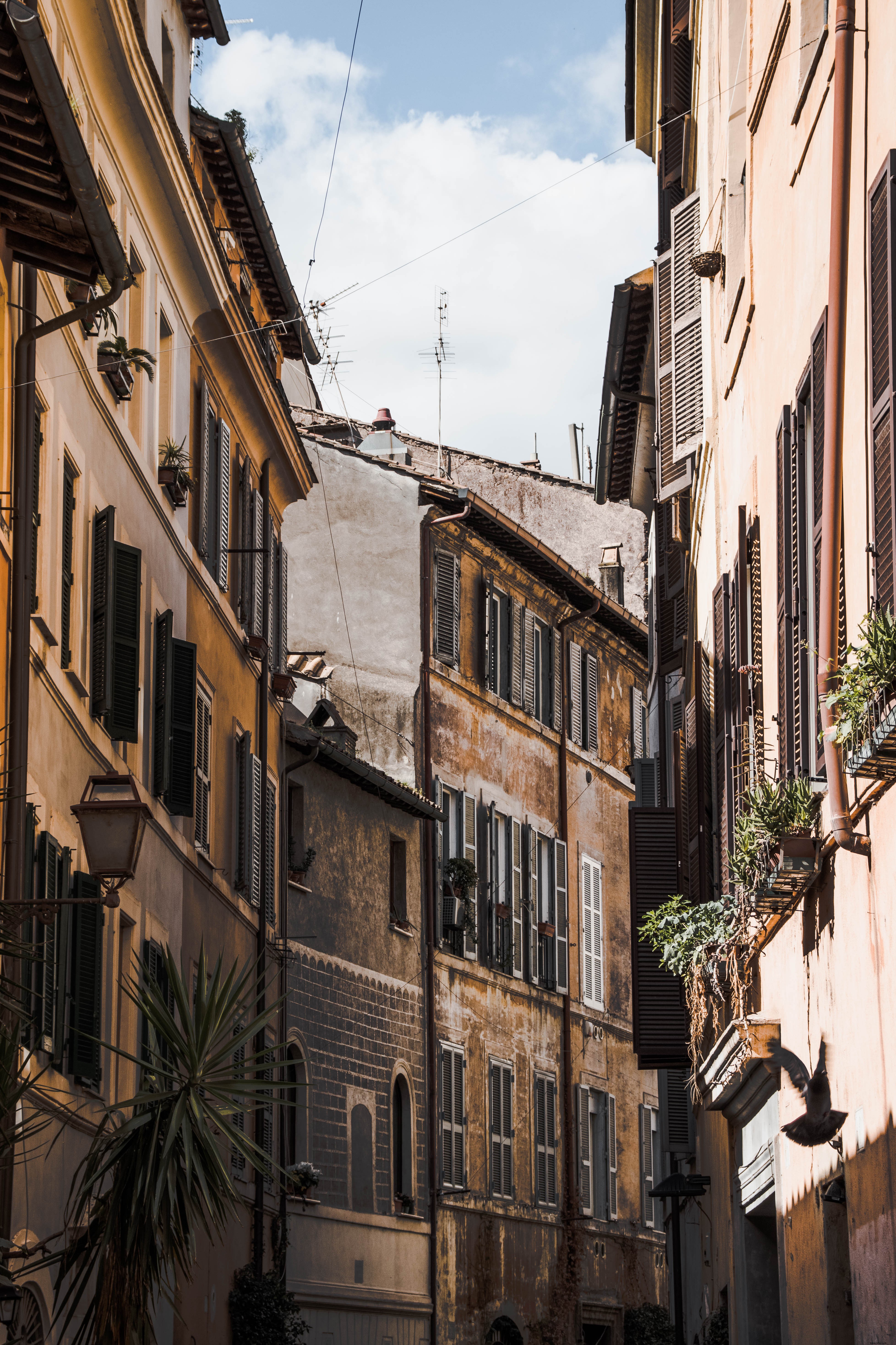 Photographie d un bâtiment rustique à travers une fenêtre ouverte