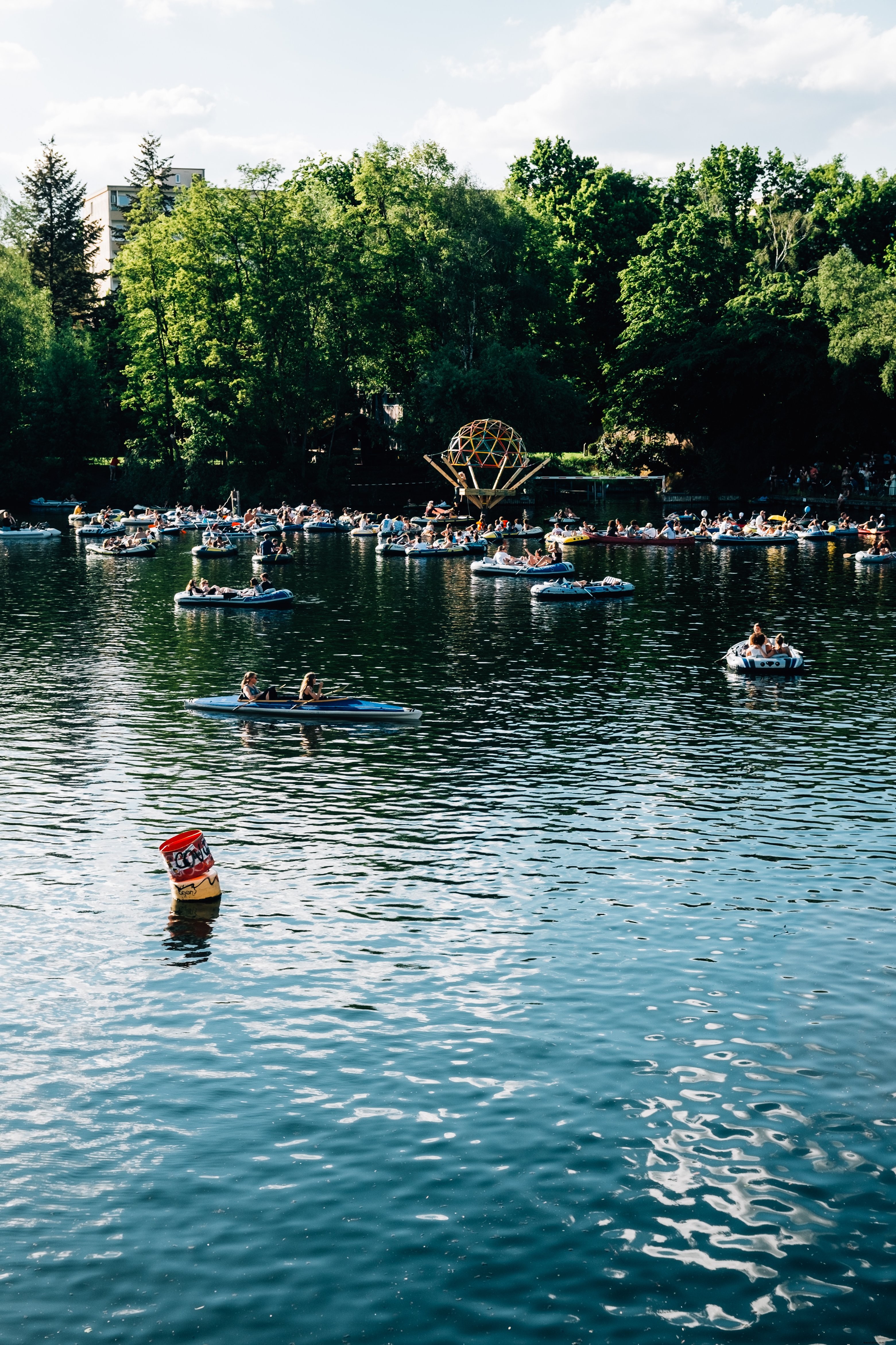 Des dizaines de bateaux et un kayak sur la photo d’eau
