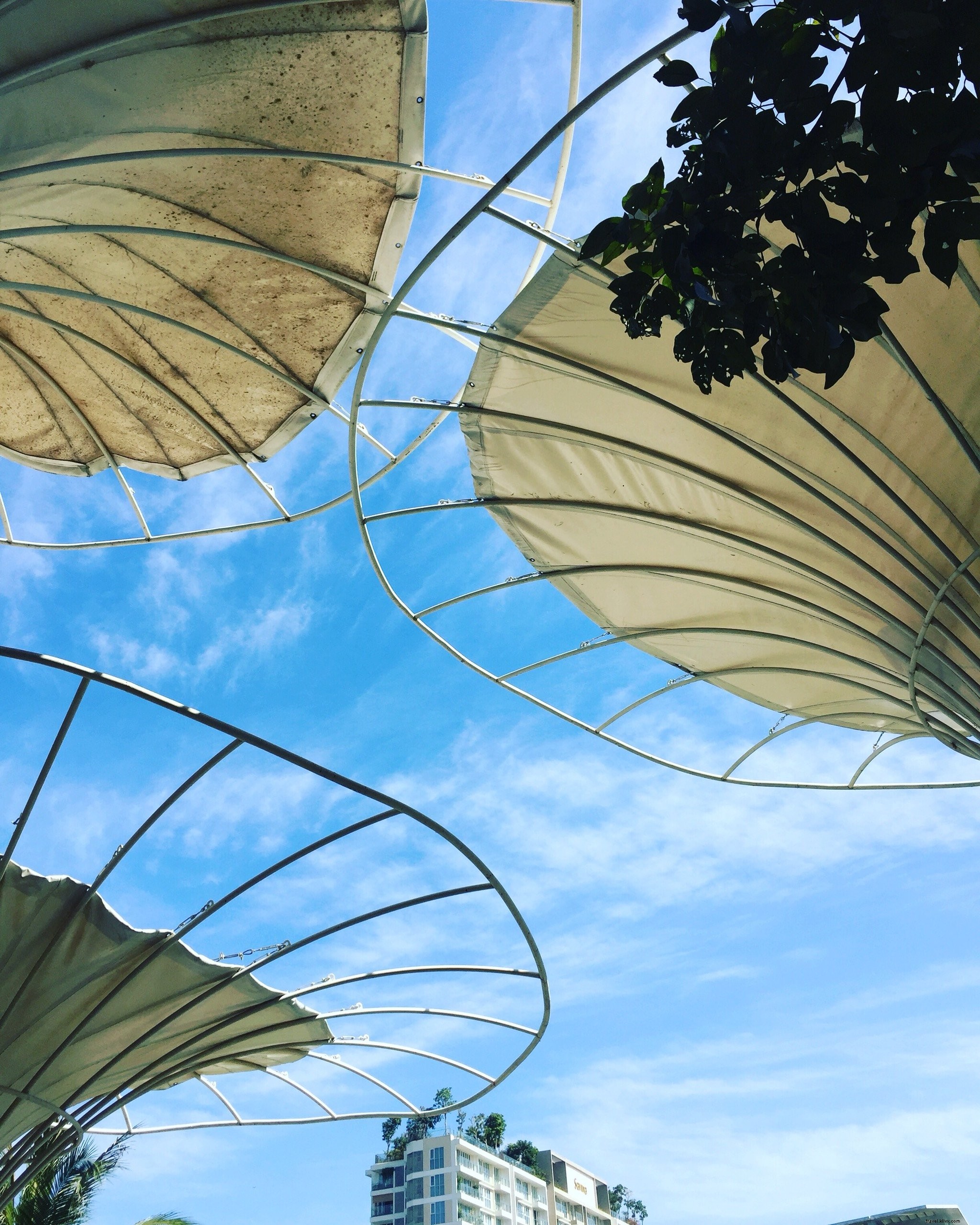 Photo d une structure métallique circulaire sous un ciel bleu