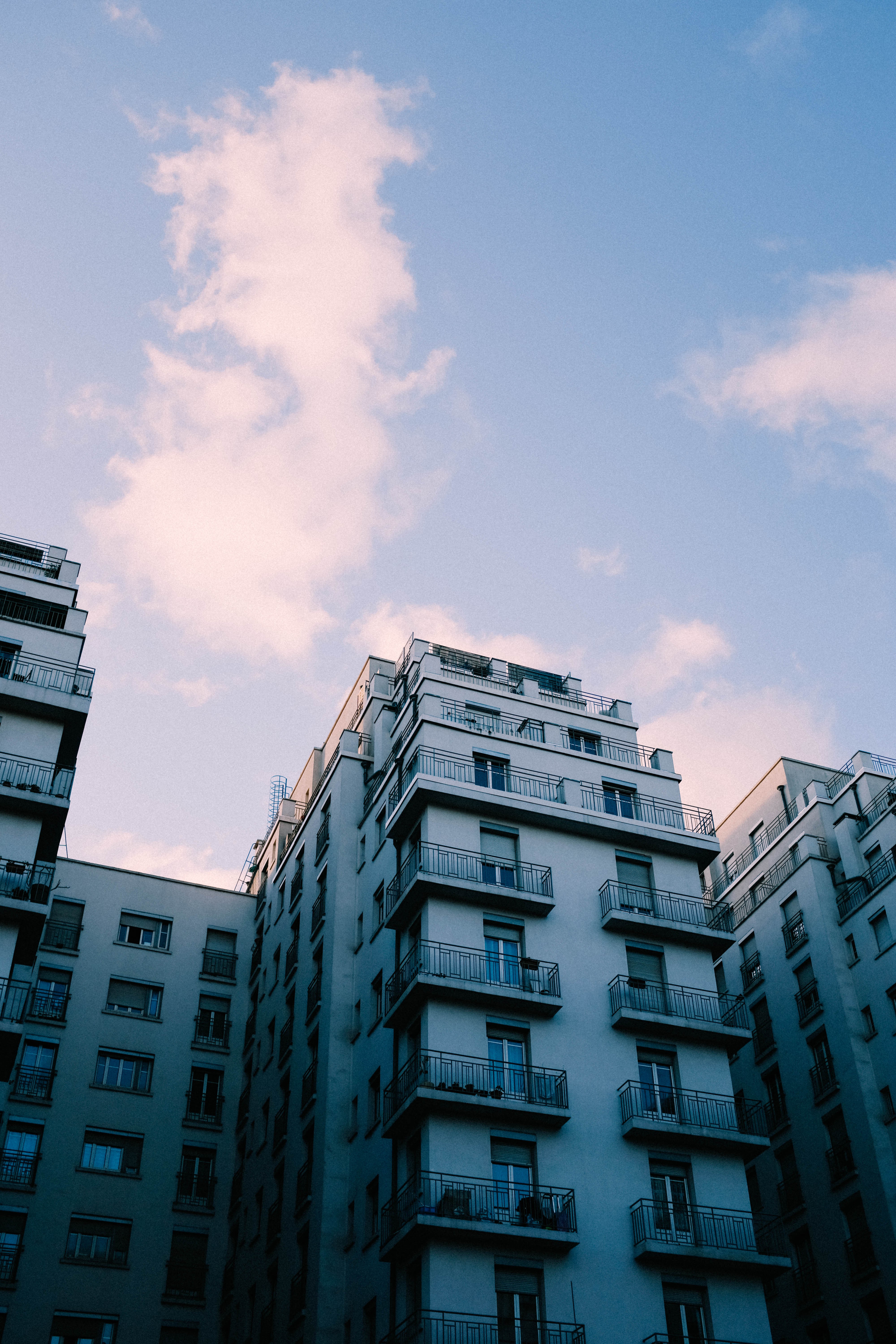Ombres projetées sur la façade d’un immeuble