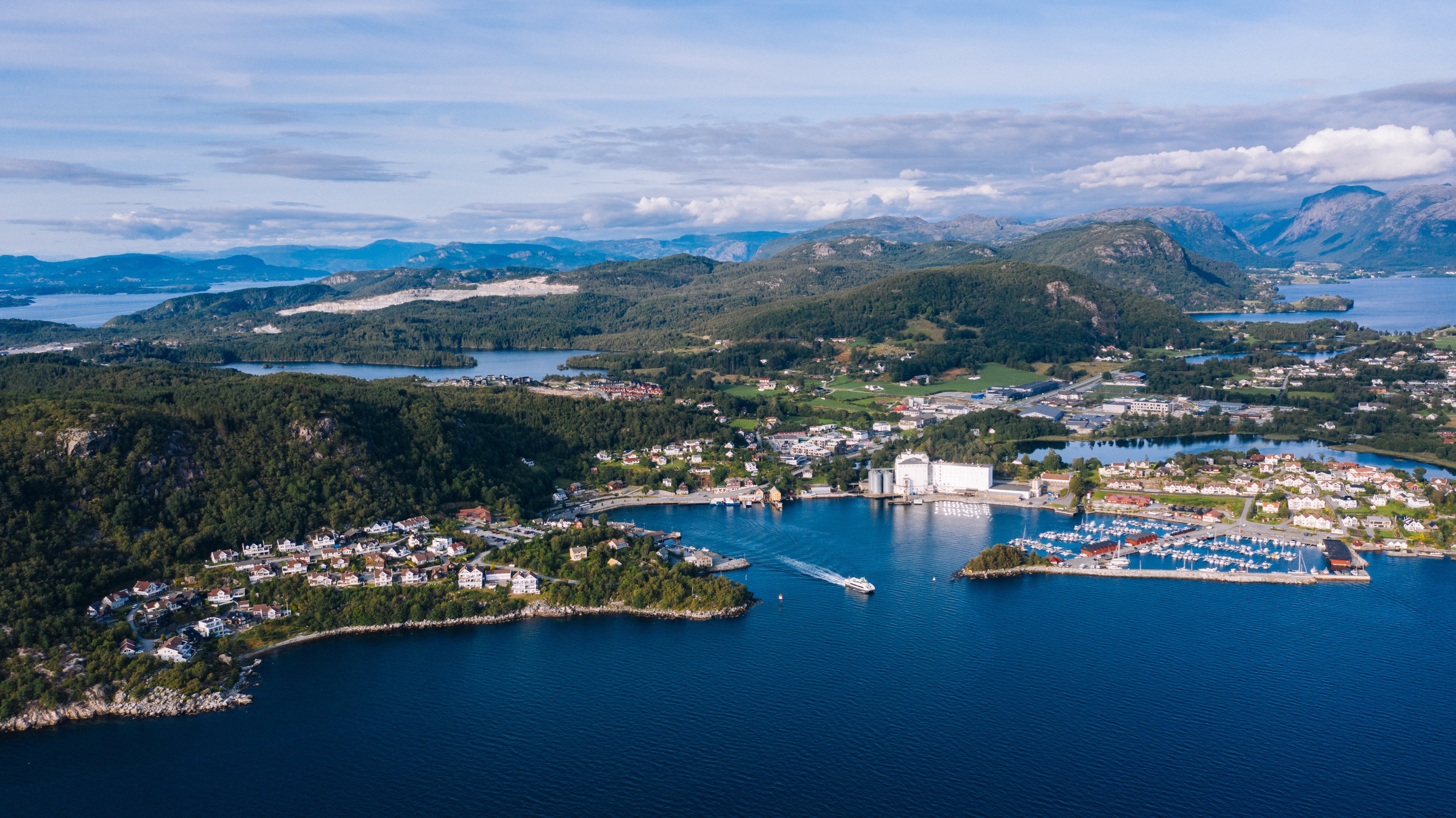 Photo d une ville offrant une vue sur le lac