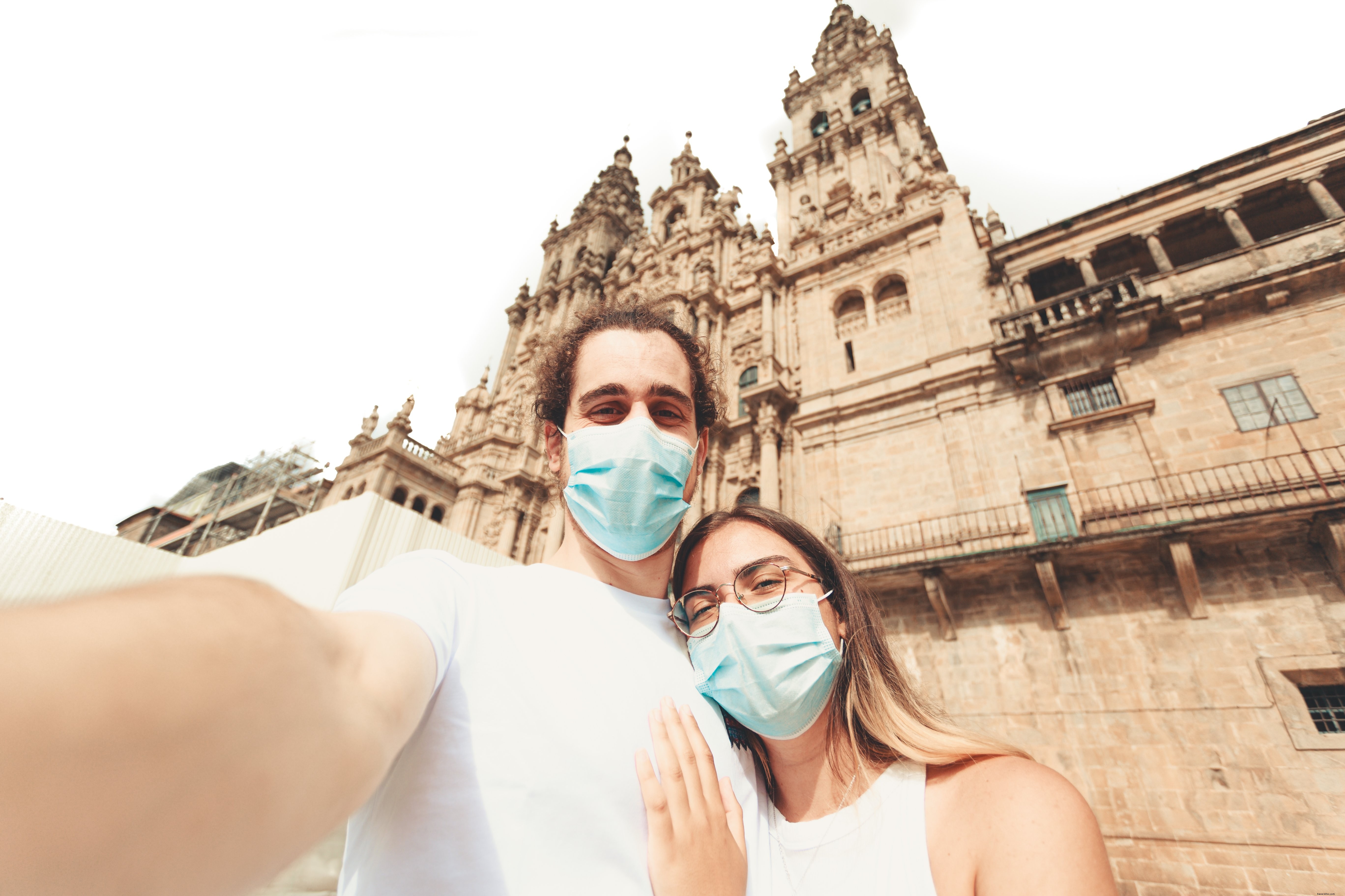 Un homme et une femme masqués face à l appareil photo