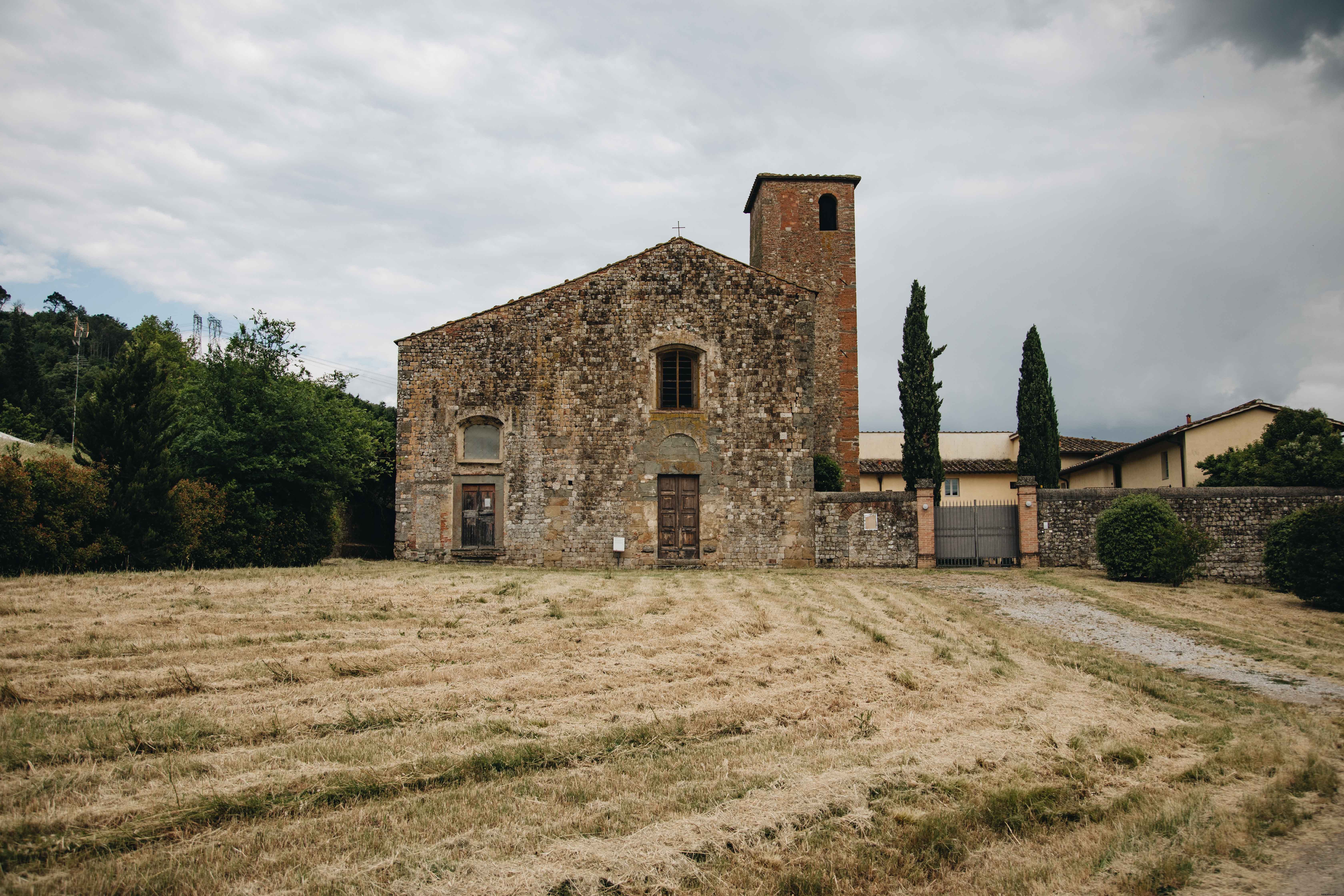 Photo d’un ancien édifice d’église dans la campagne italienne