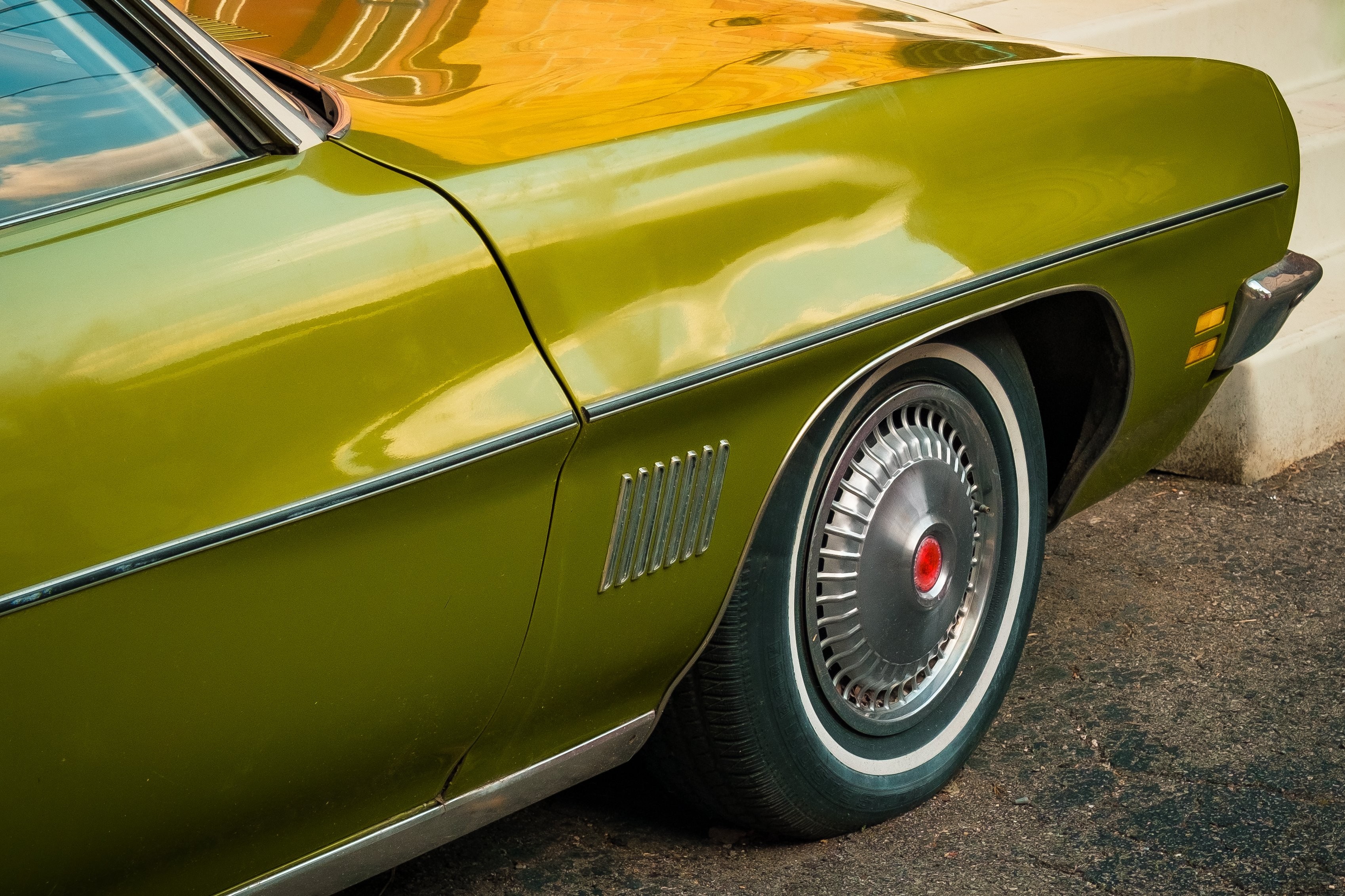 Vue avant d une voiture classique vert olive