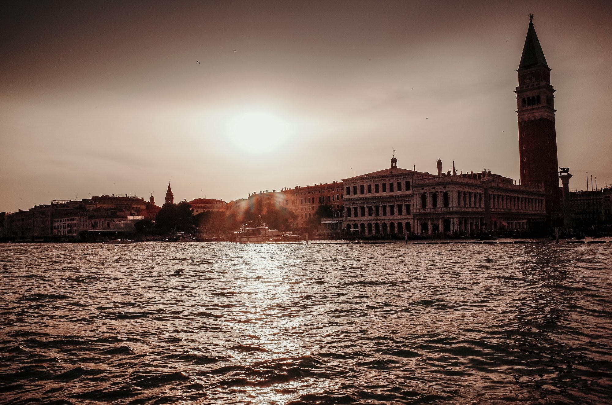 Vue des bâtiments du rivage sous un coucher de soleil