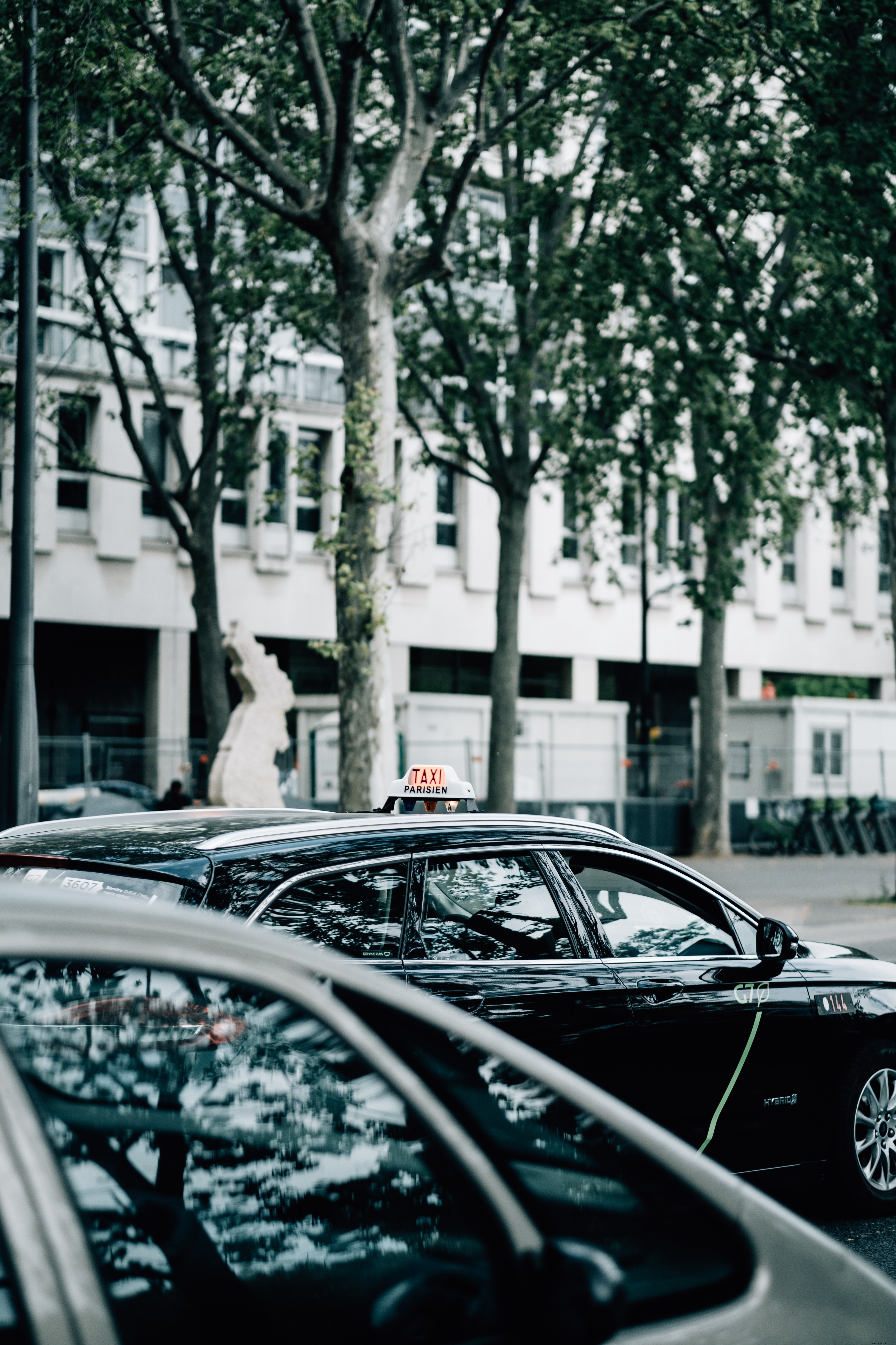 Photo d une voiture noire avec un signe de taxi sur le toit