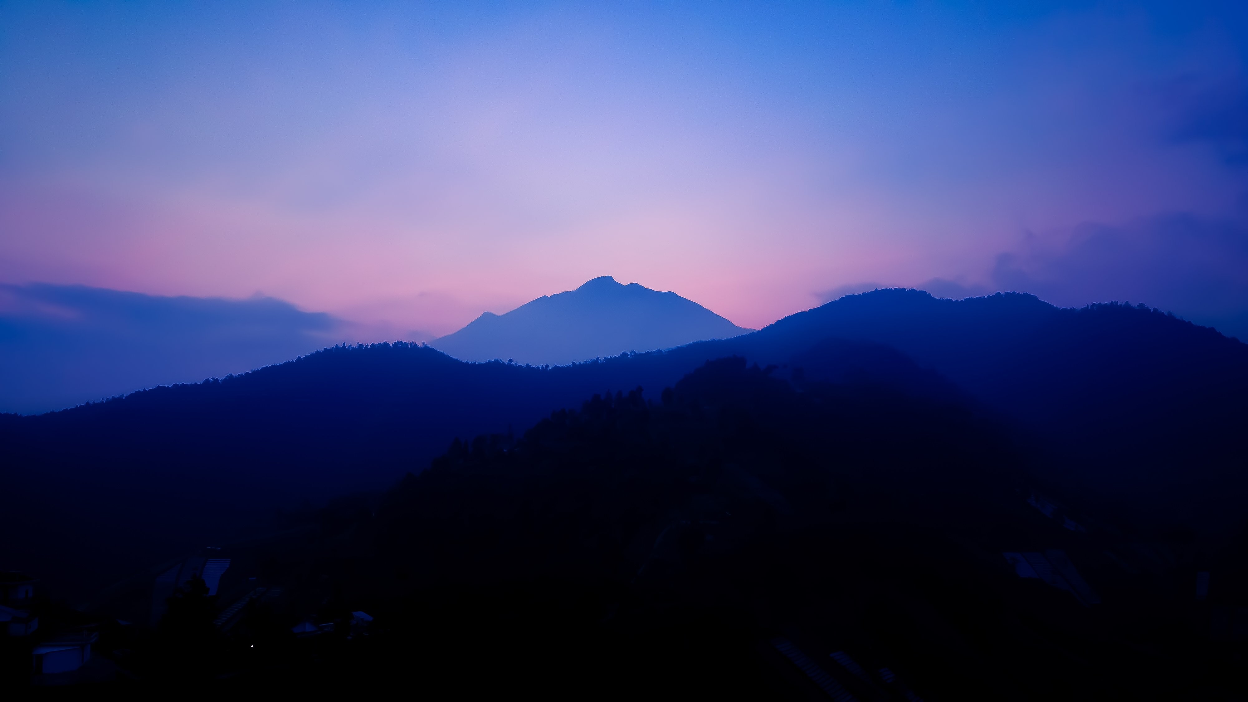 Paysage des Blue Hills au coucher du soleil, sous un ciel rosé