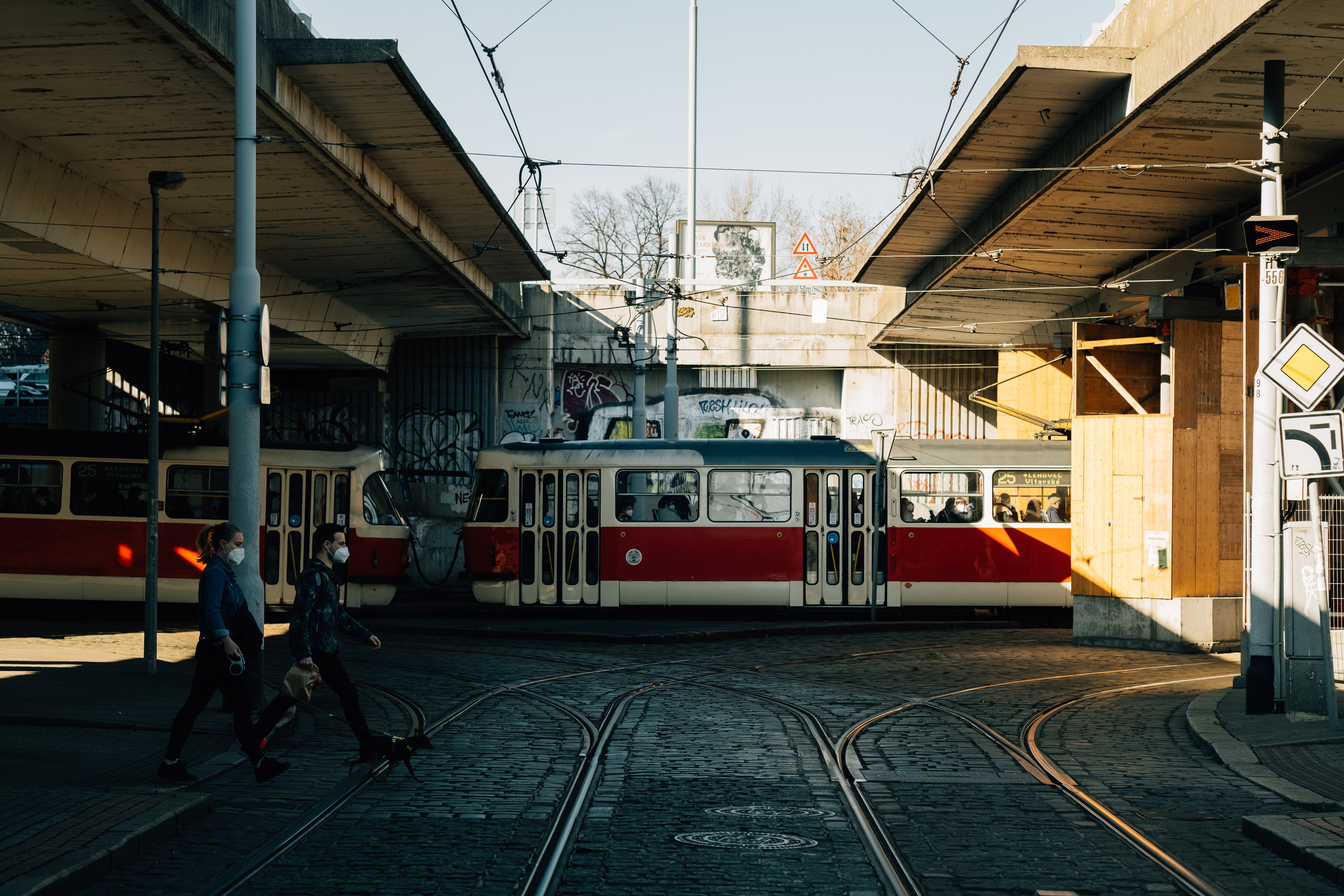 Voyage en train à travers le cadre, avec rails et câbles – Photo