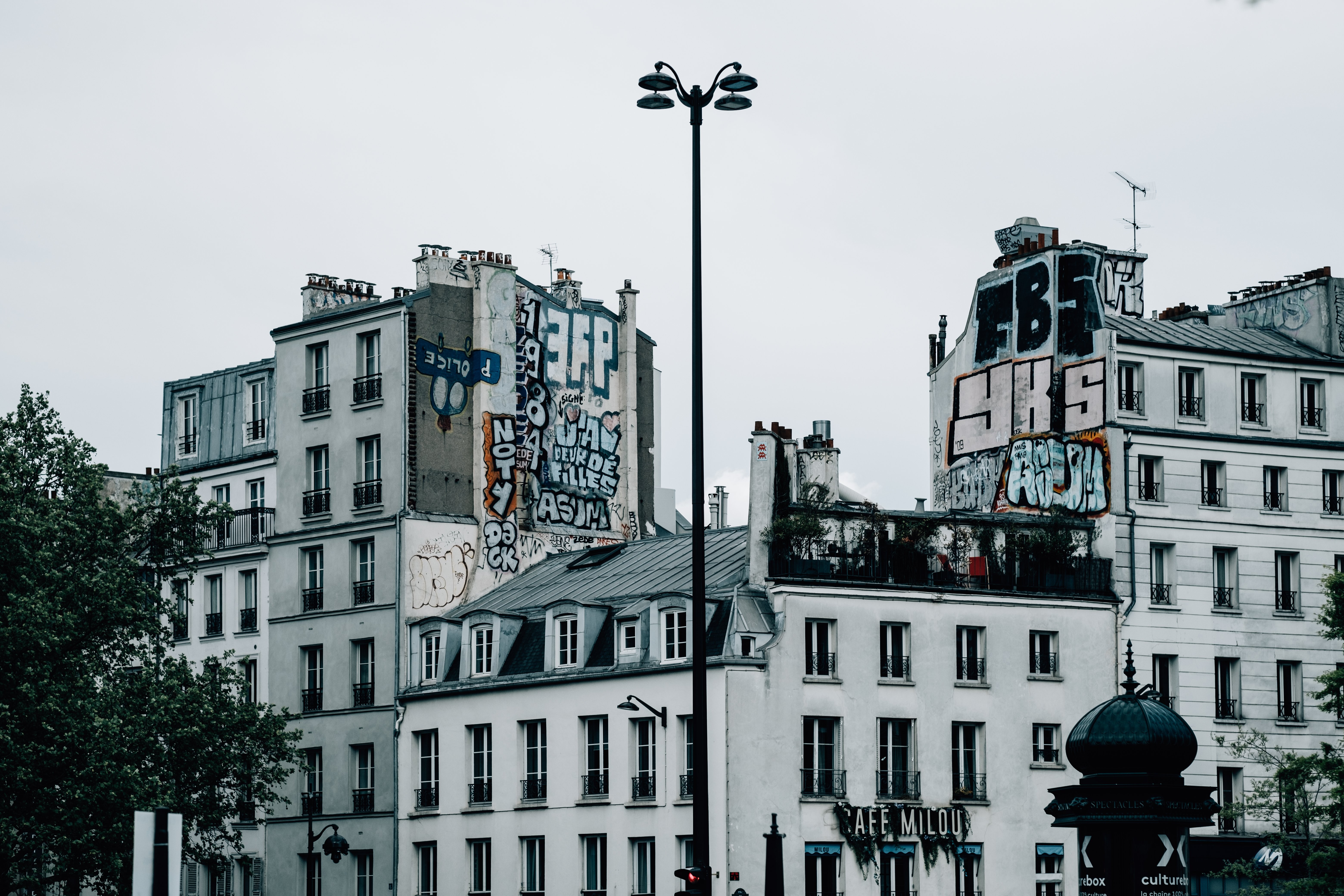Photos de bâtiments blancs recouverts de graffitis