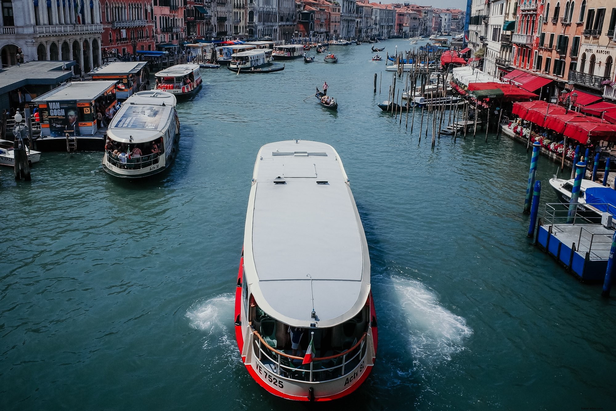 Photo d eau avec des bateaux et des bâtiments des deux côtés