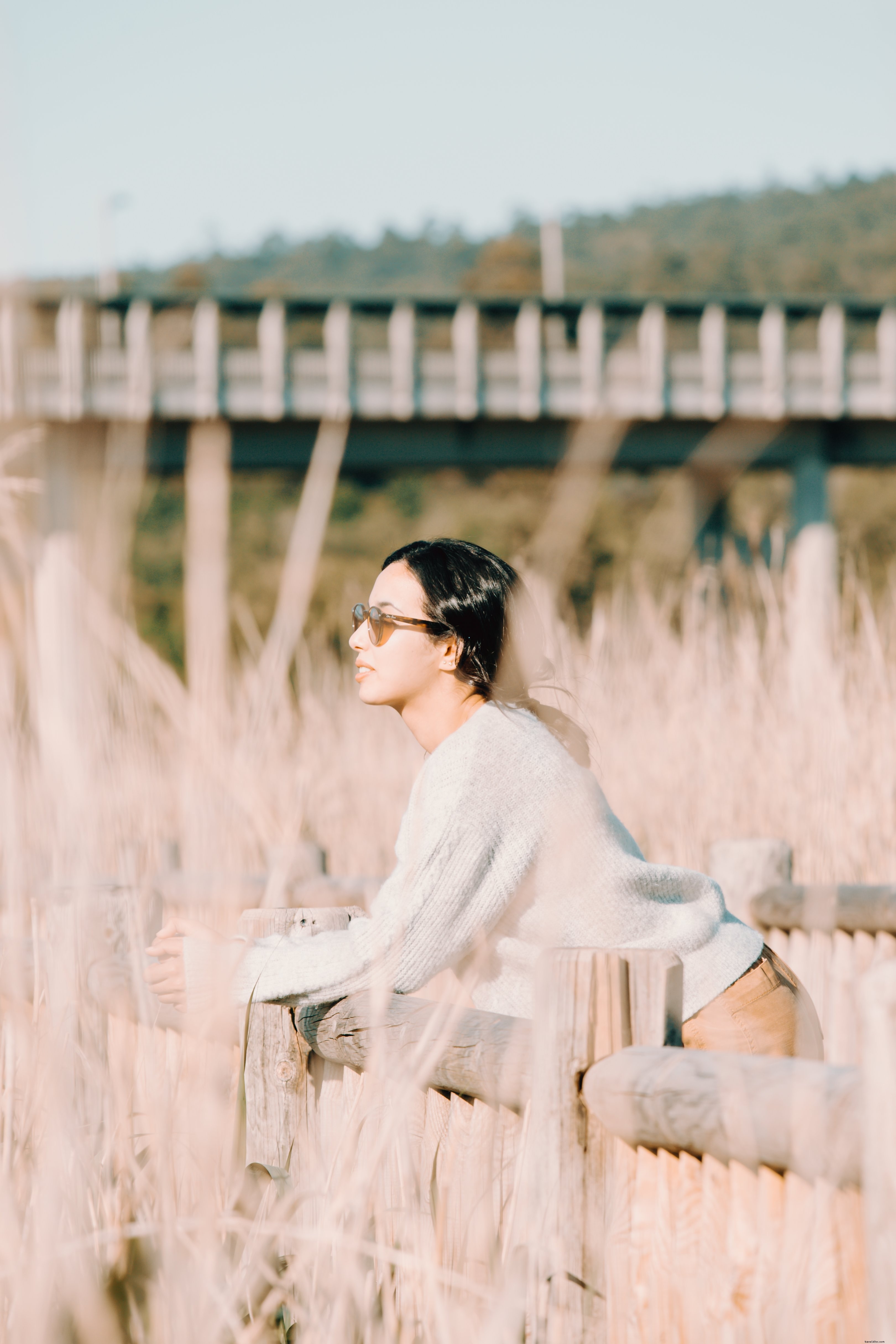 Femme allongée sur une clôture en bois – Photo en plein air