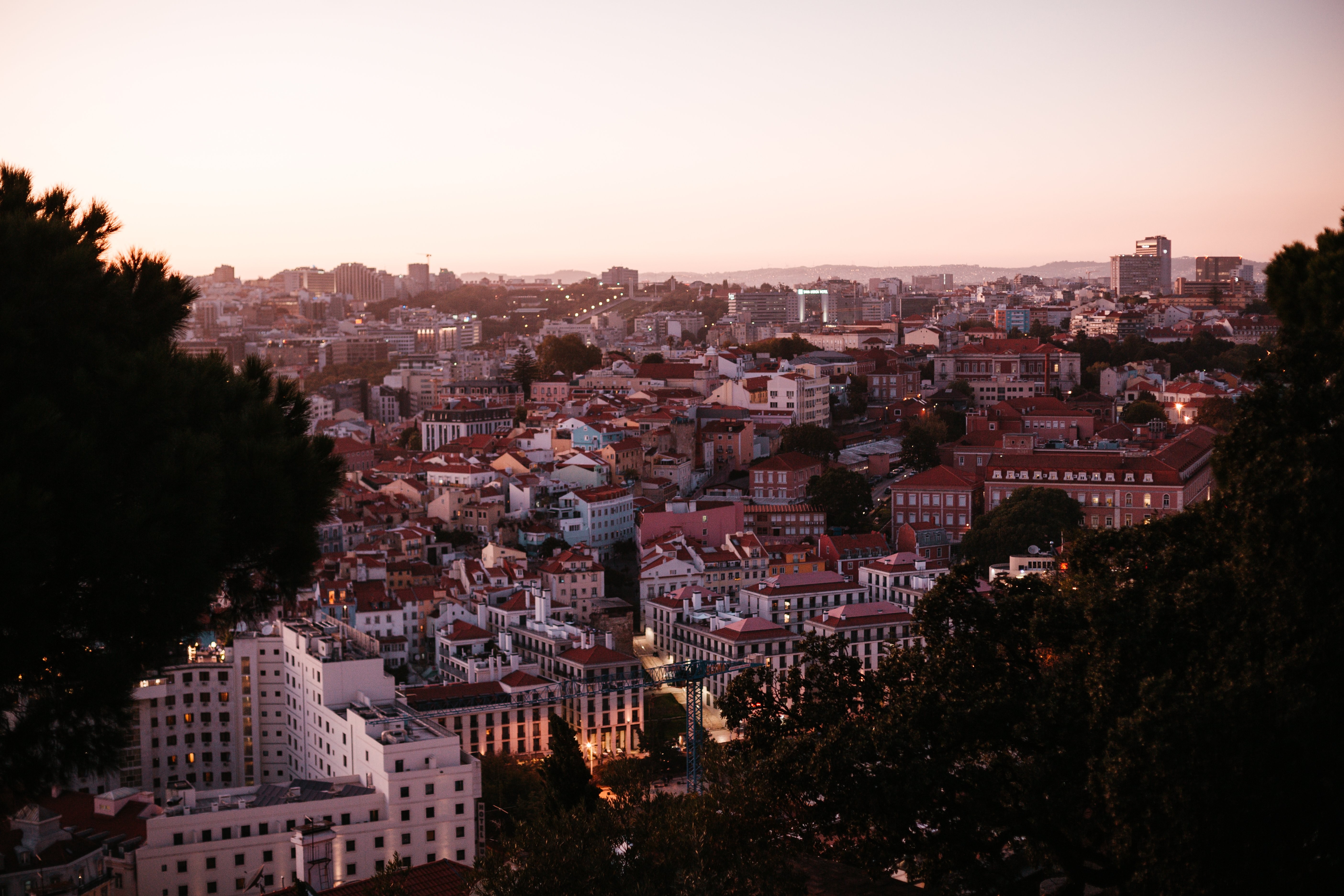 Vue panoramique des toits de Lisbonne au coucher du soleil, entourée d arbres
