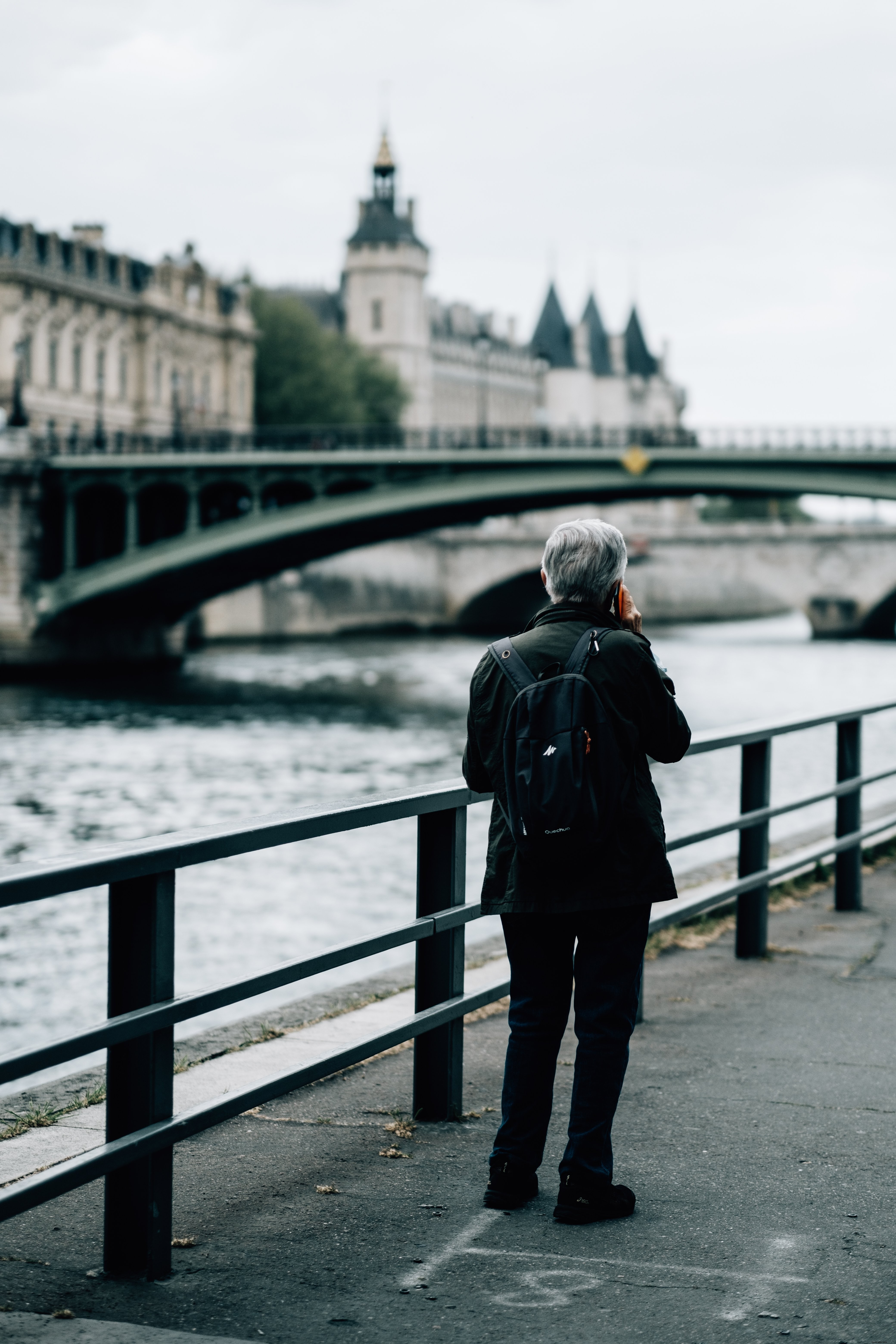 Une personne près d’une rivière, en pleine conversation téléphonique