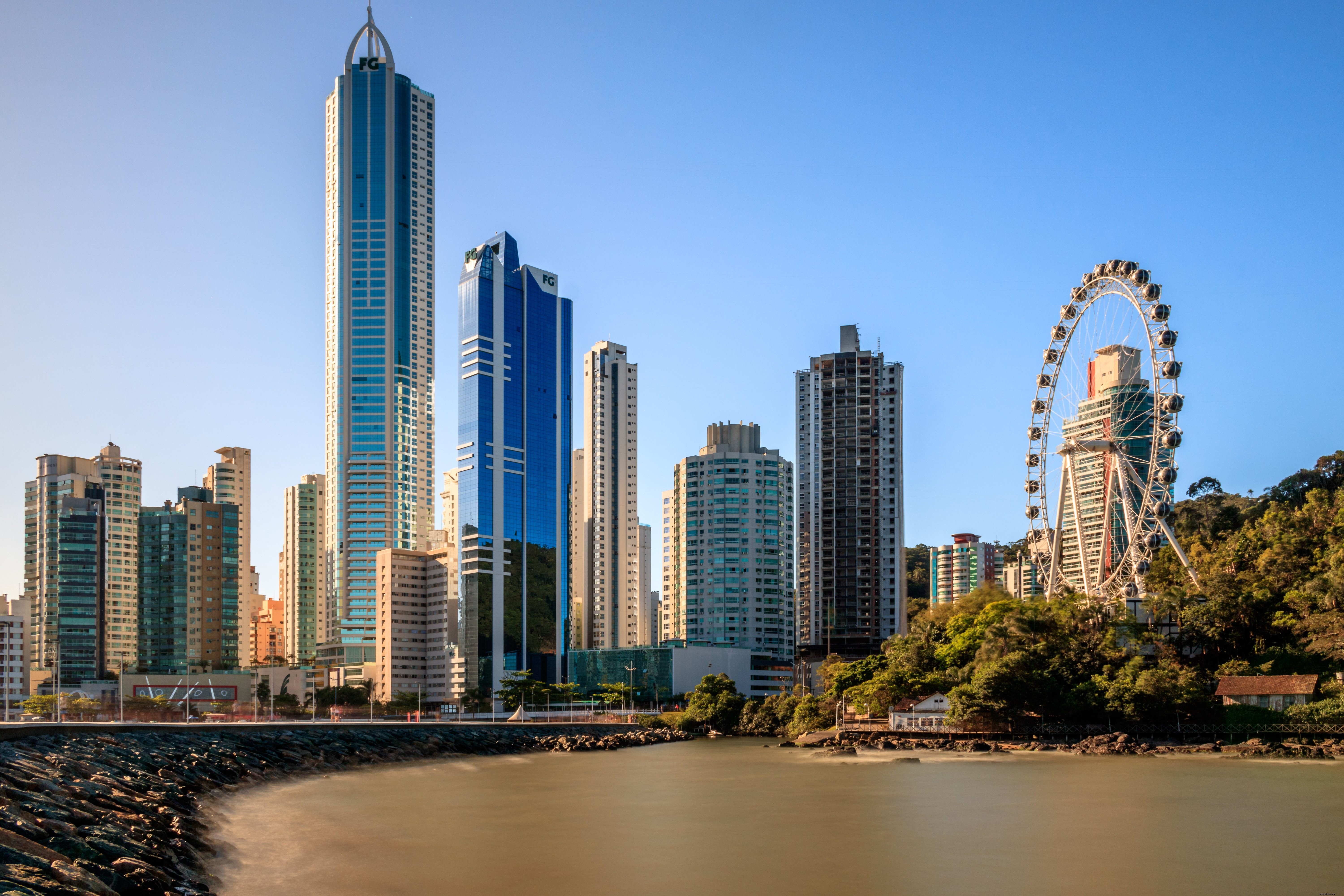Photo d’un paysage urbain avec une grande roue