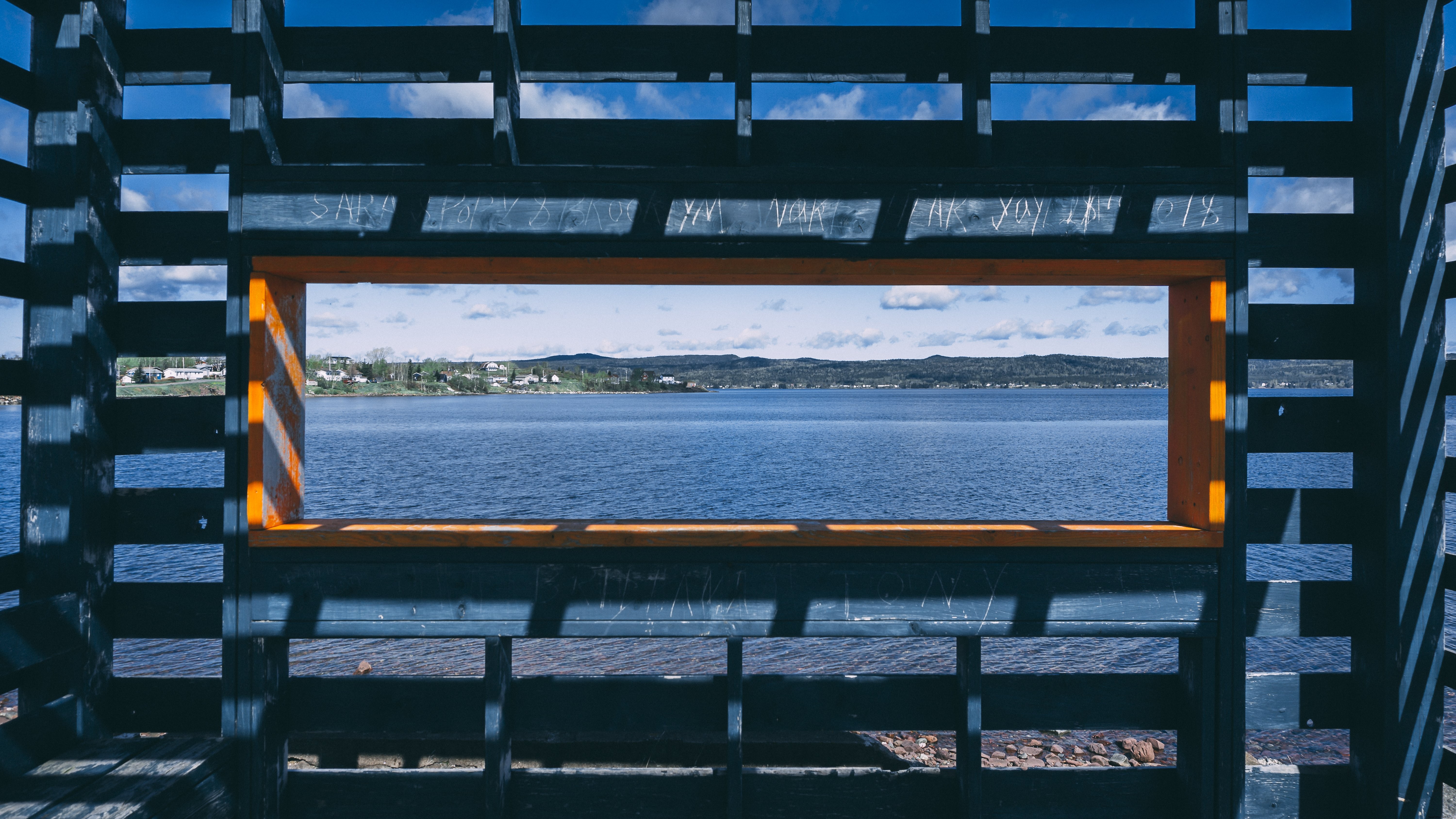 Photo d une boîte aux lettres avec vue sur la ville au bord du lac