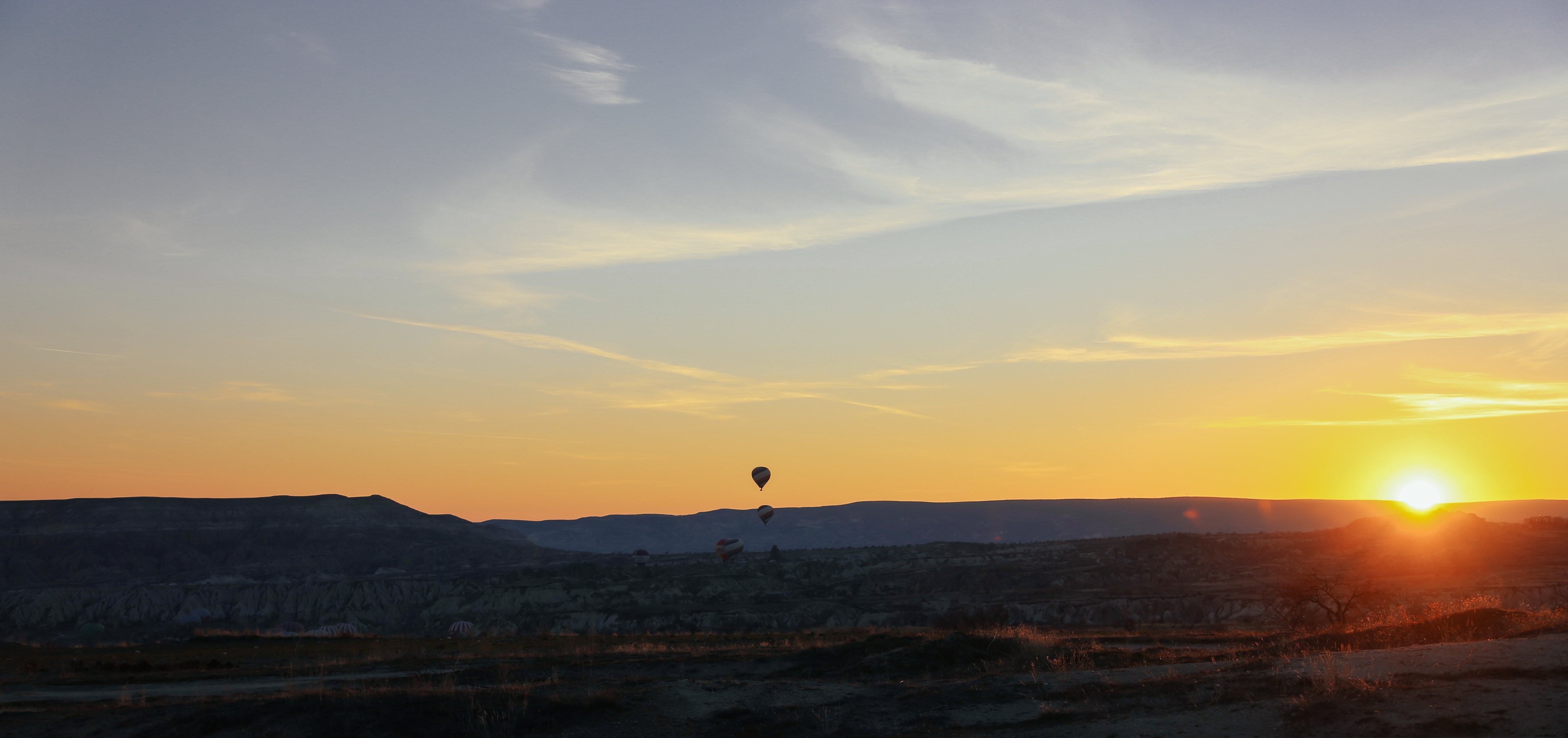 Le lever du soleil glisse au-dessus de l horizon