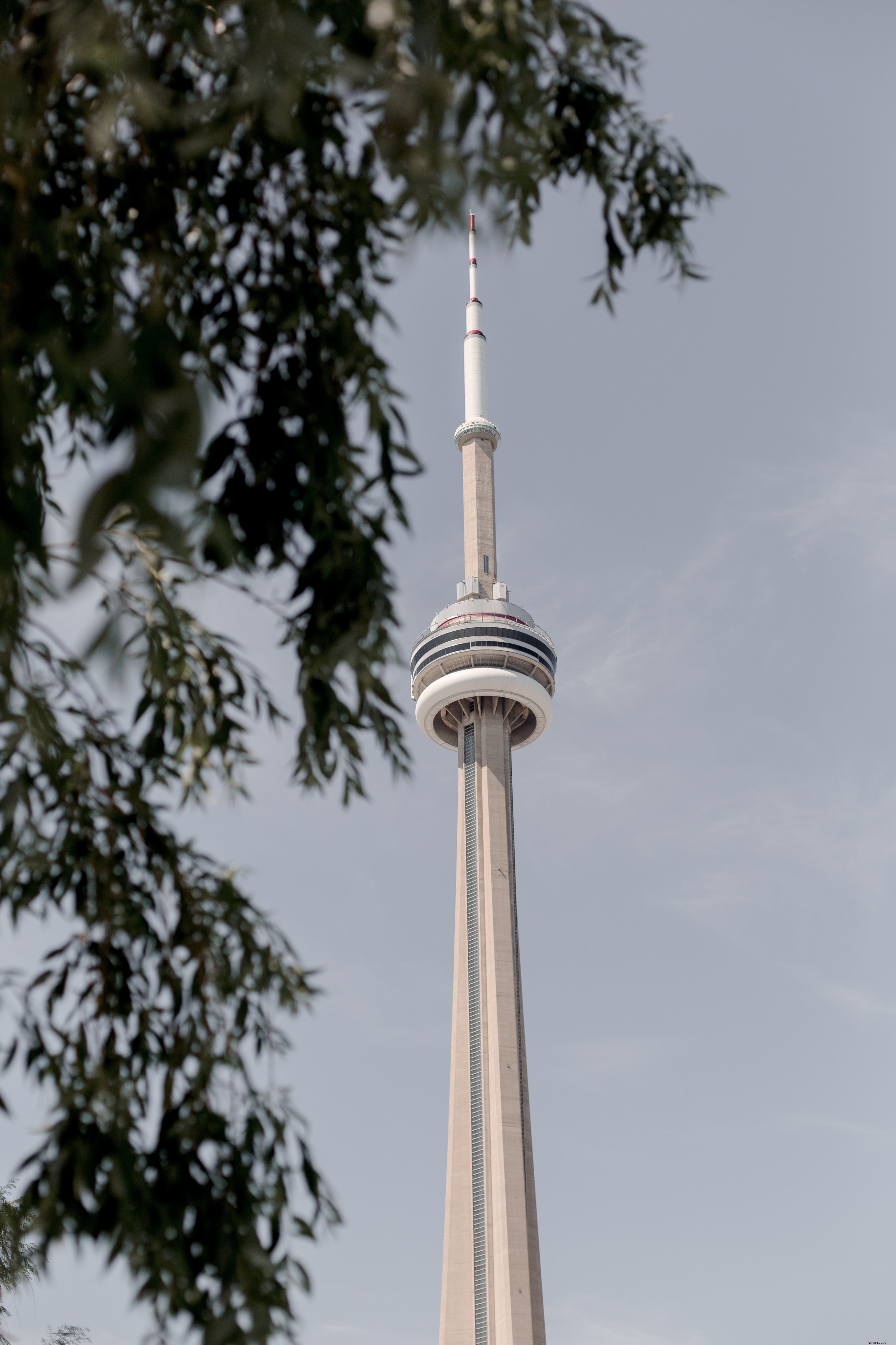 Photo de la Tour CN sous le ciel bleu de Toronto