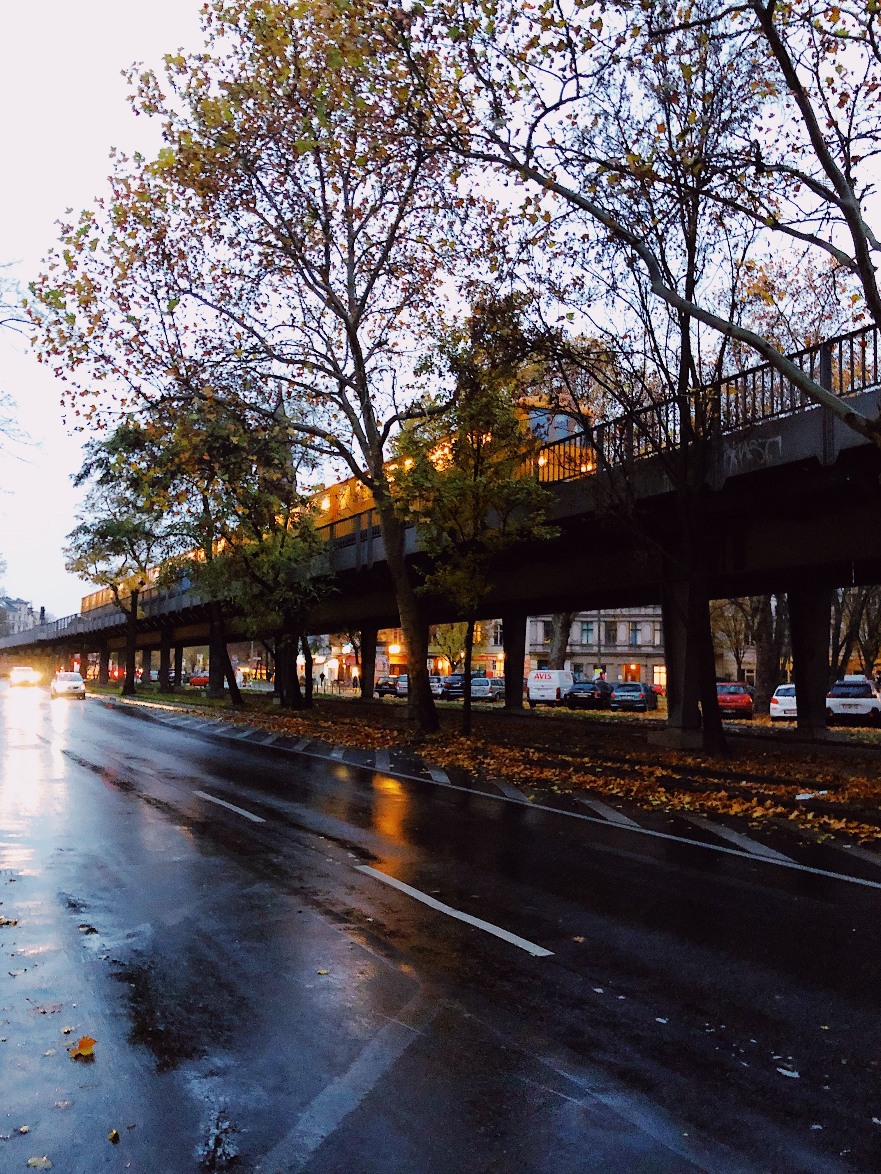 Photo d’un train jaune sur les rails sous la pluie
