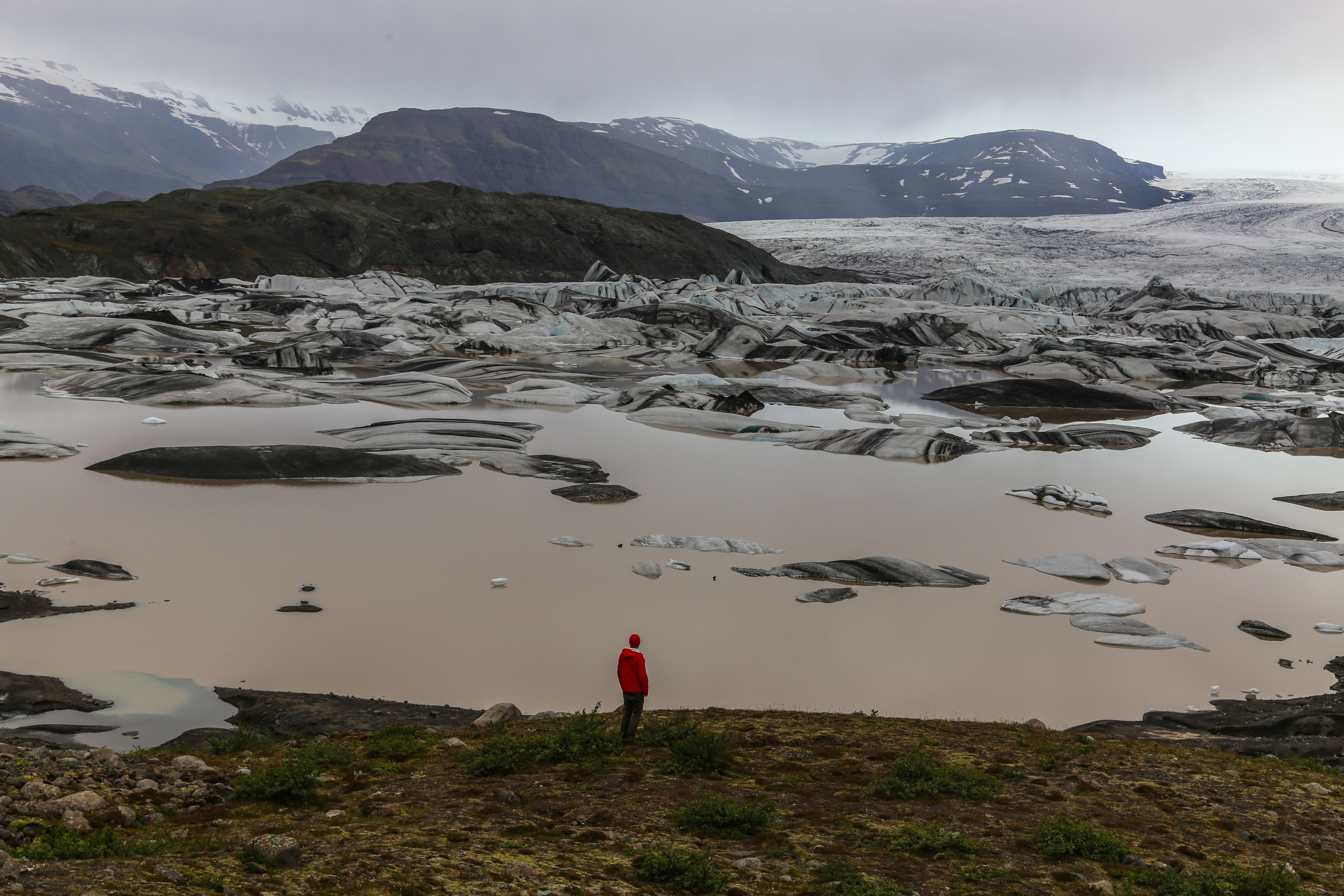 Un homme et une image d’un champ de glace