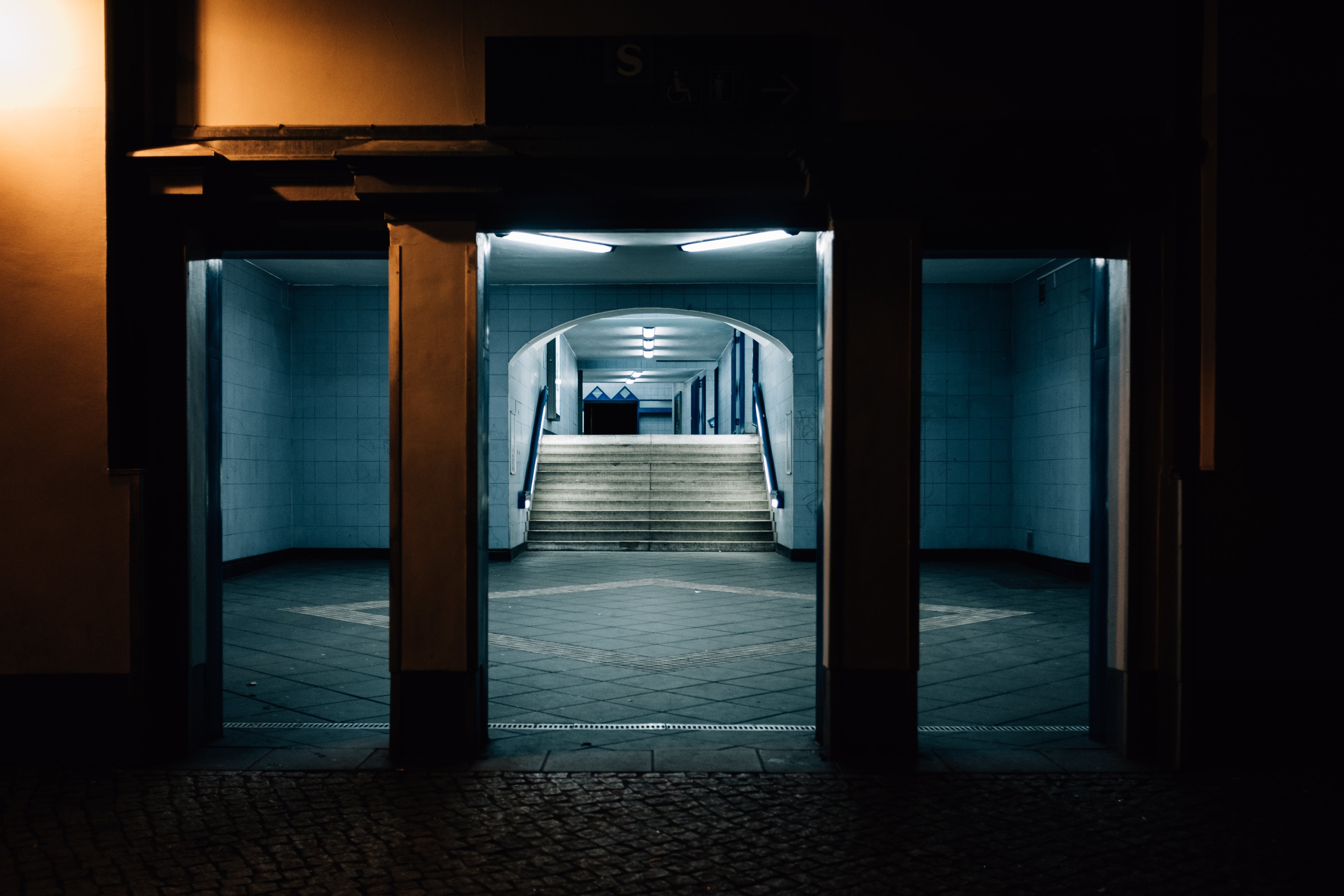 Photo d’une entrée de métro vide