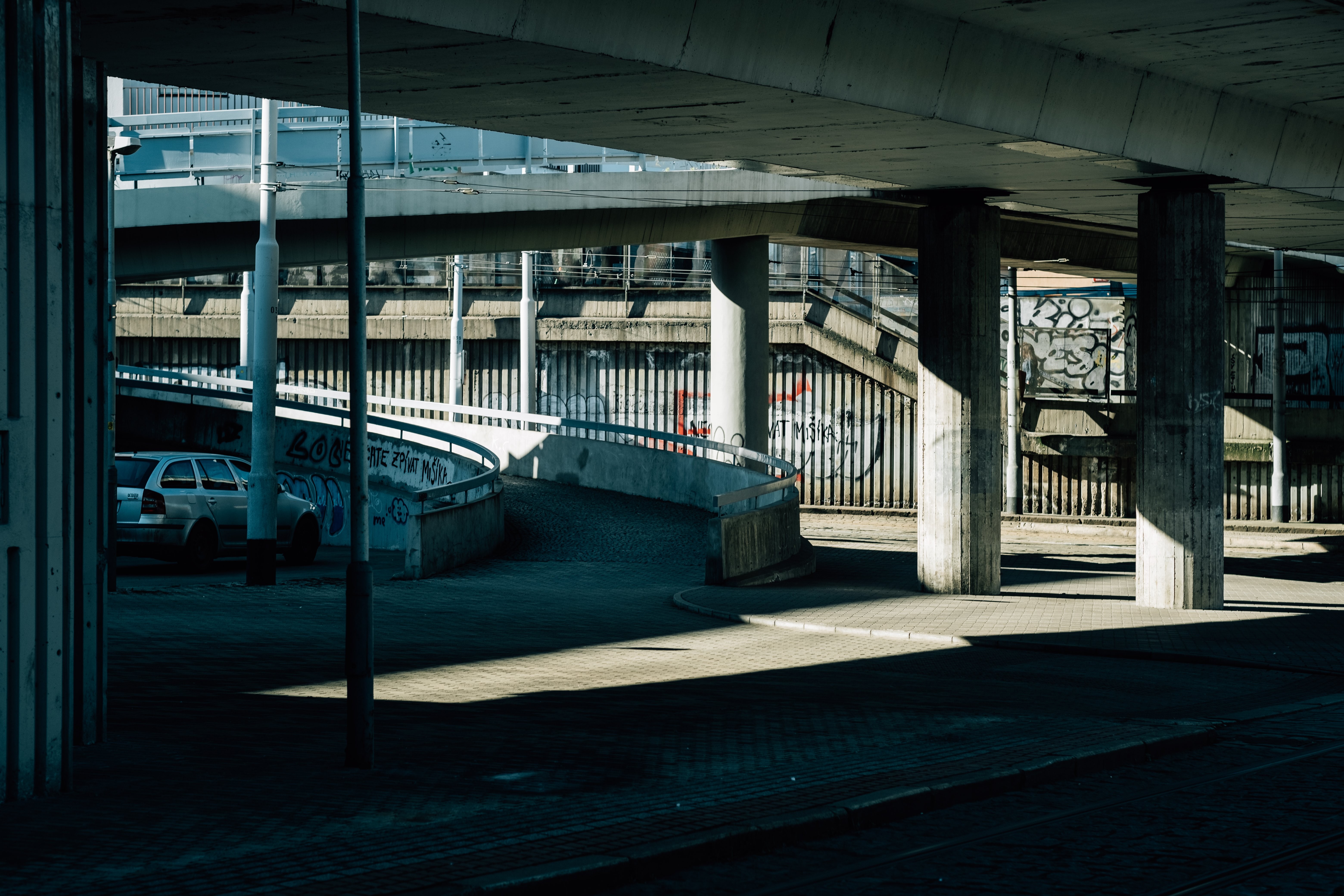 Passage souterrain en béton d’une rue urbaine – Photo de graffiti