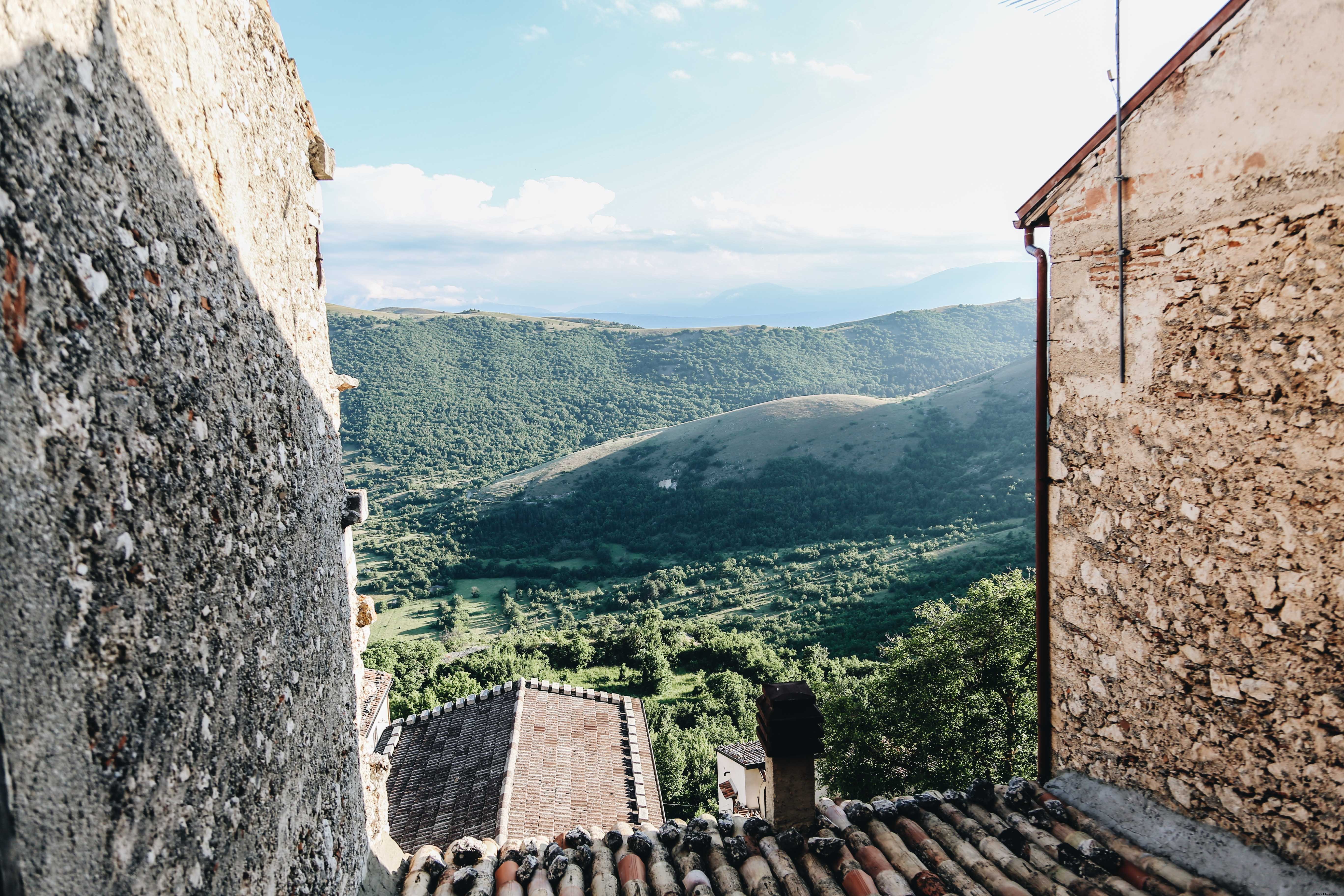 Photo d un paysage naturel entouré de maisons en ruine