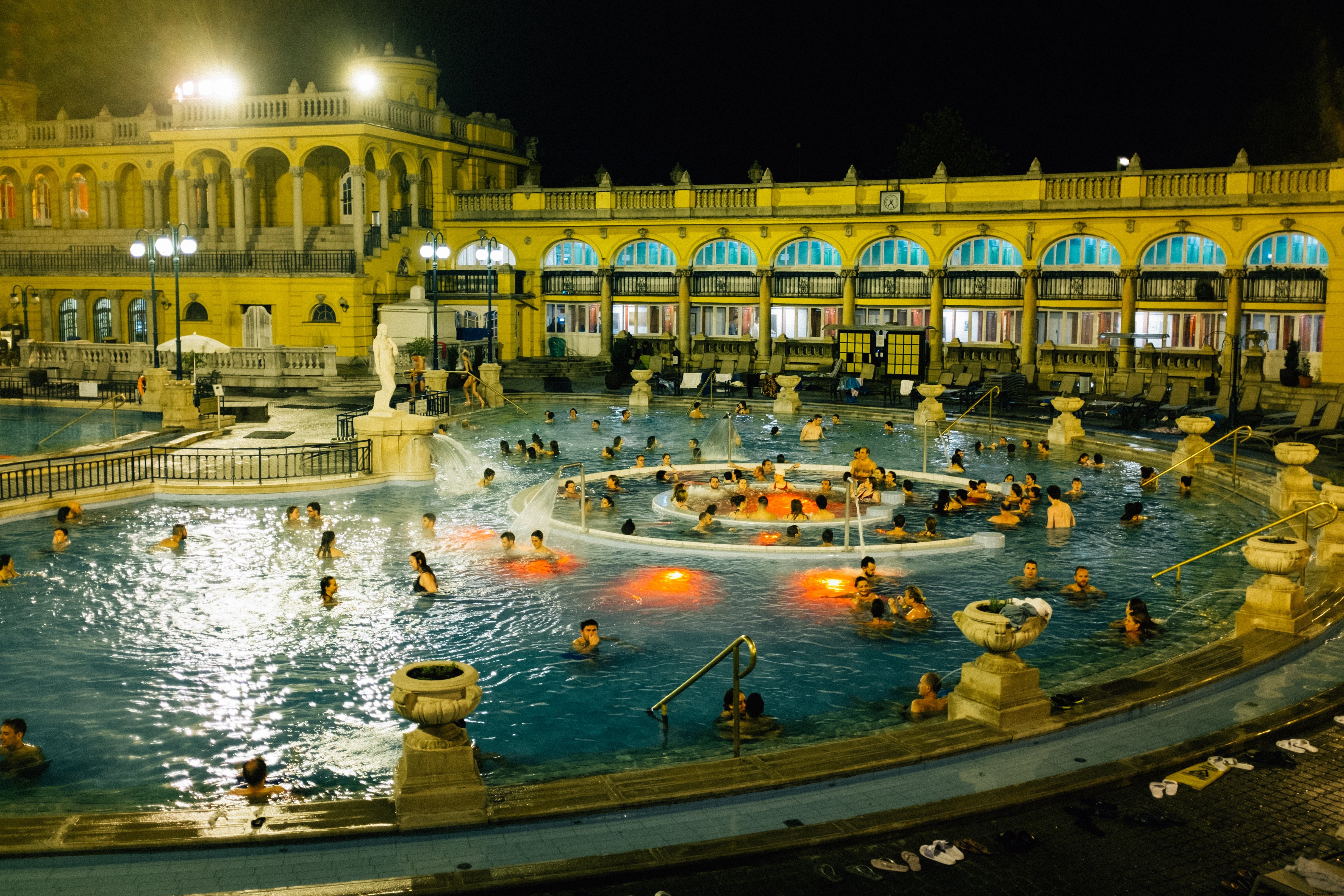 Photo d’une piscine publique la nuit
