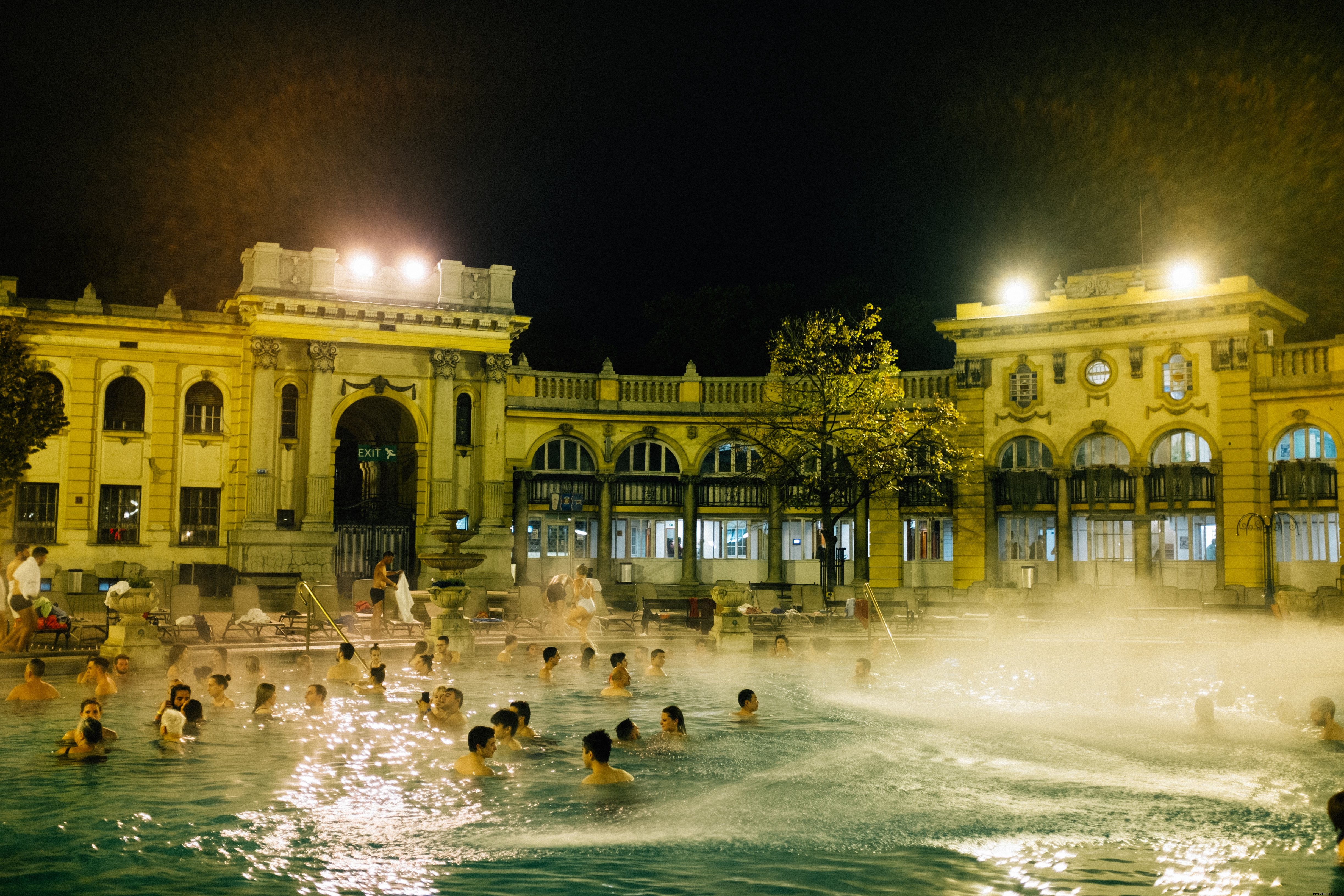 Photo nocturne de la piscine