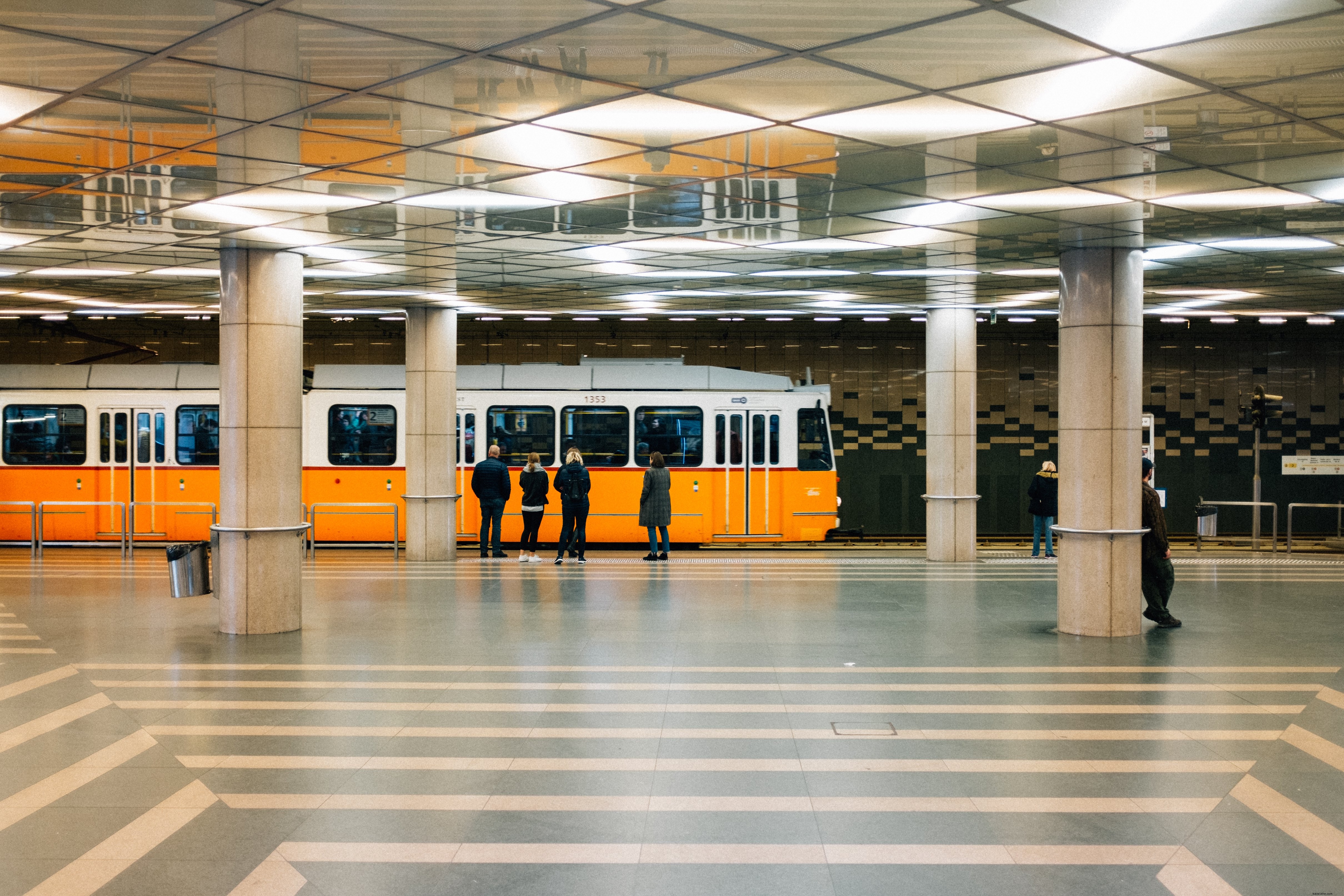 Les gens attendent la photo du métro