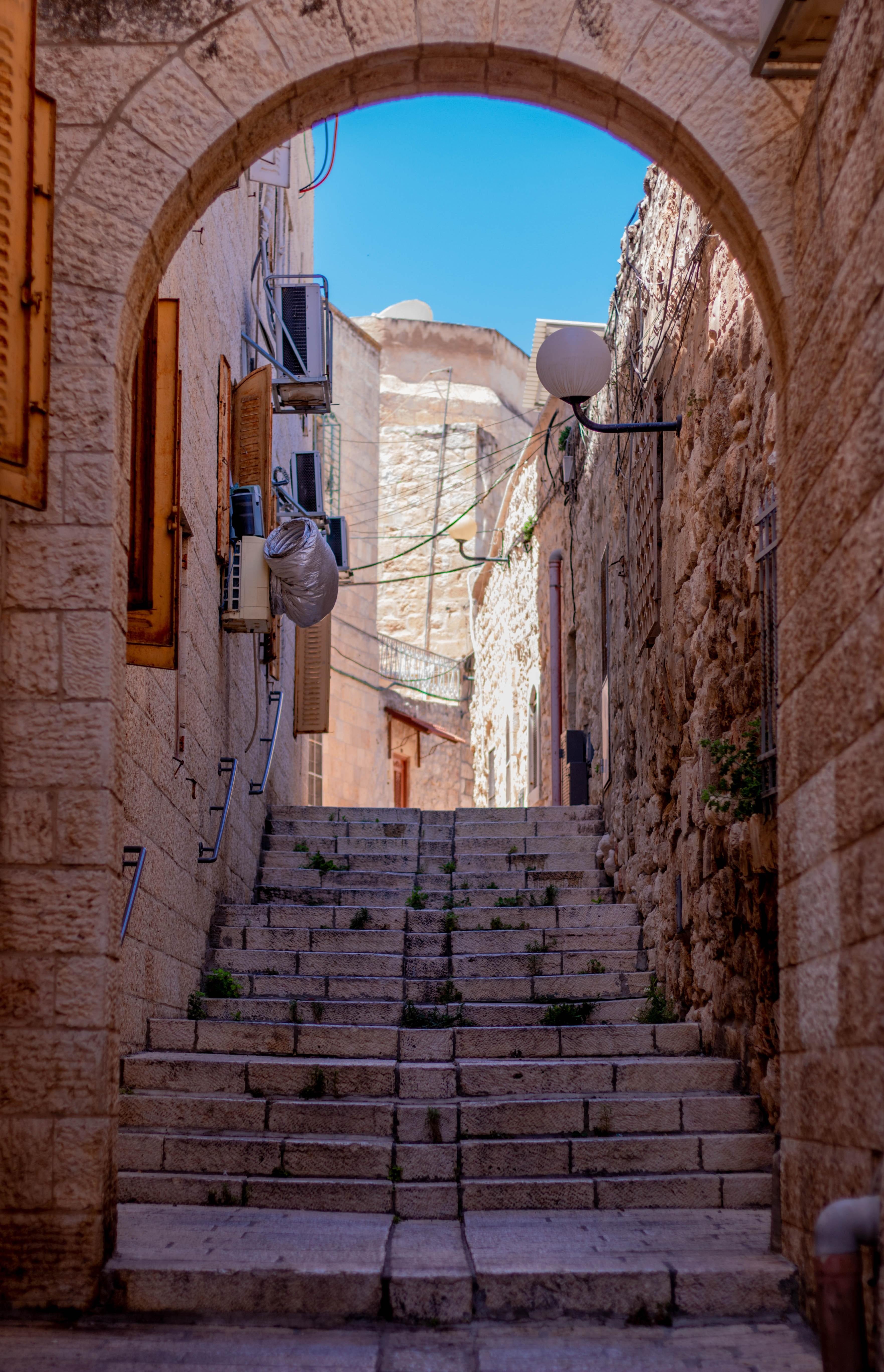 Escalier en pierre sous une arche menant à l allée – Photo