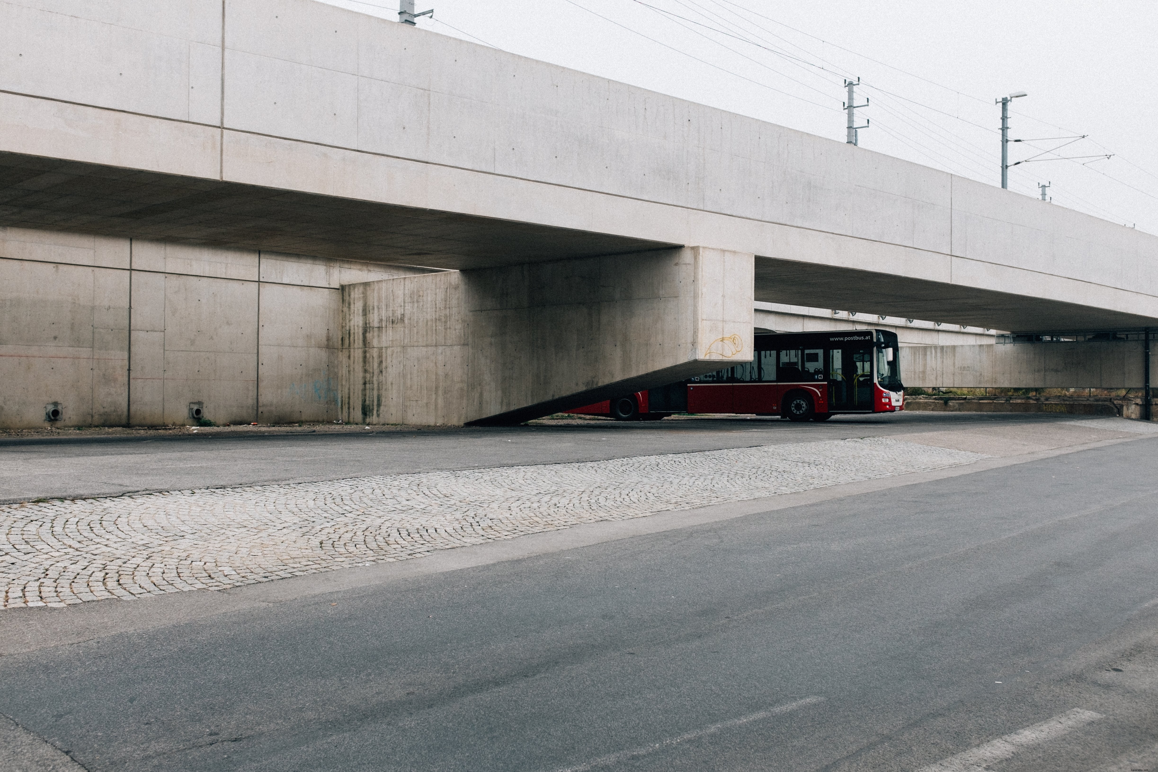 Photo : Un bus quitte la gare
