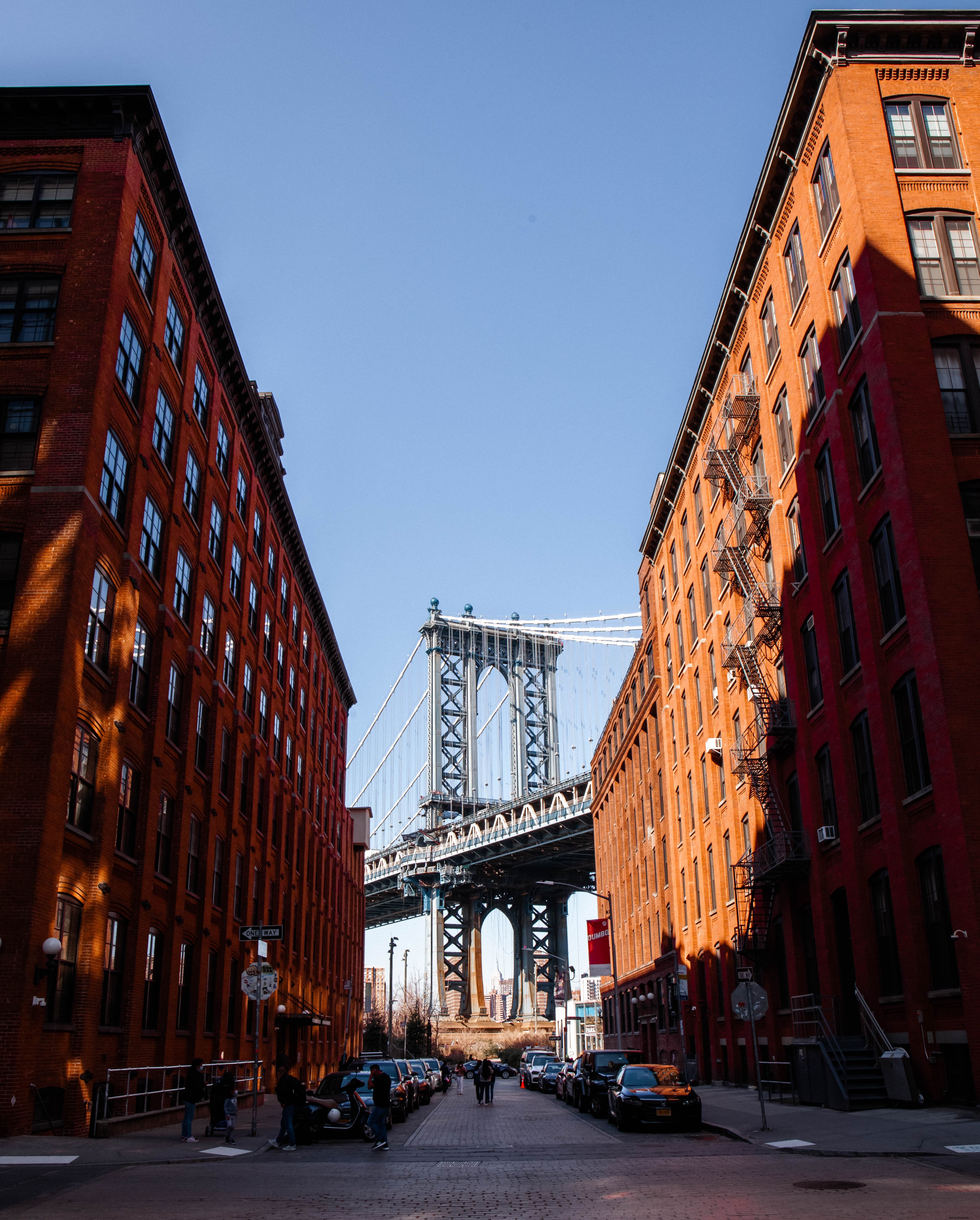 Photo d’une rue de la ville sous le pont de Manhattan