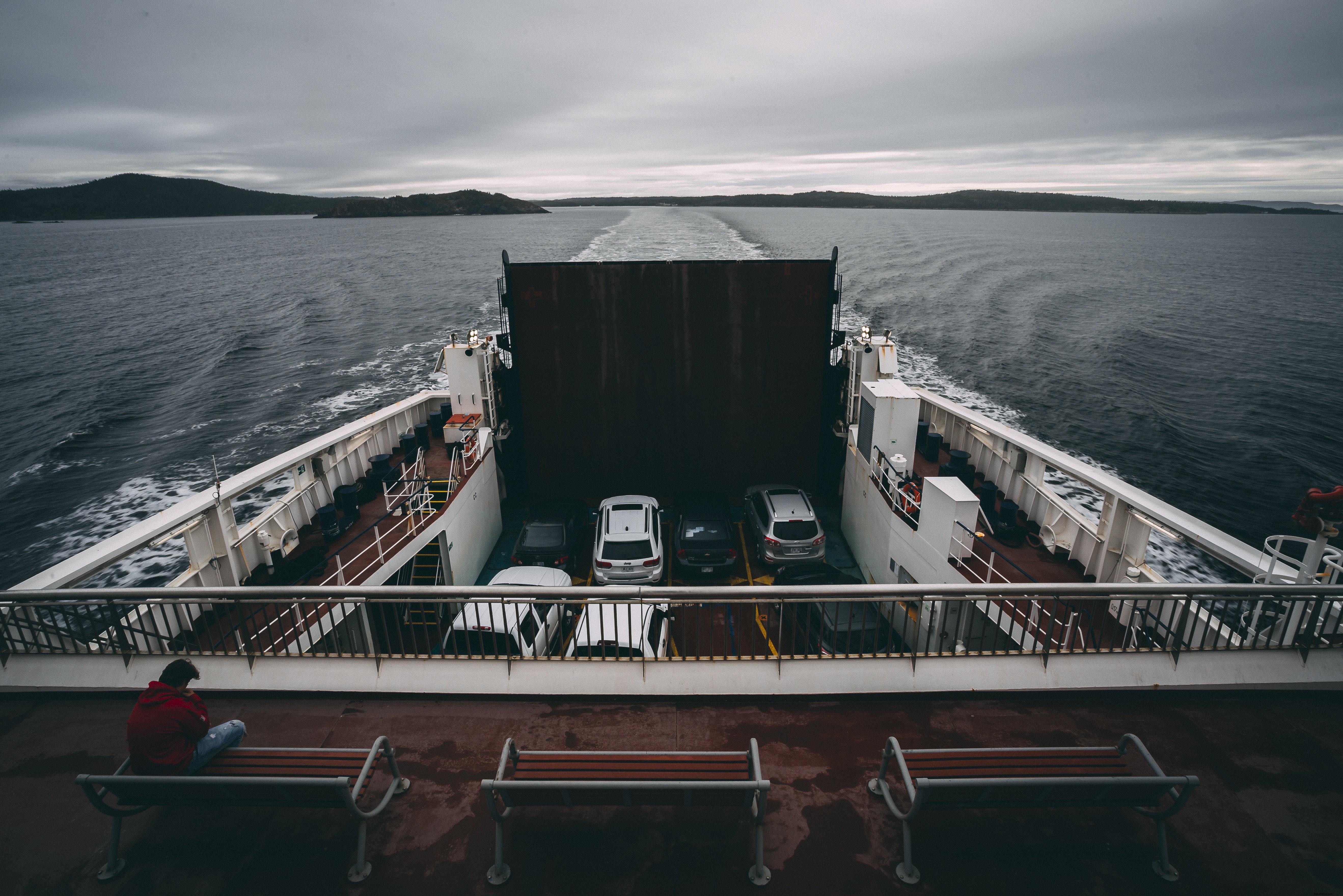 Assis au sommet d un ferry naviguant sur l eau