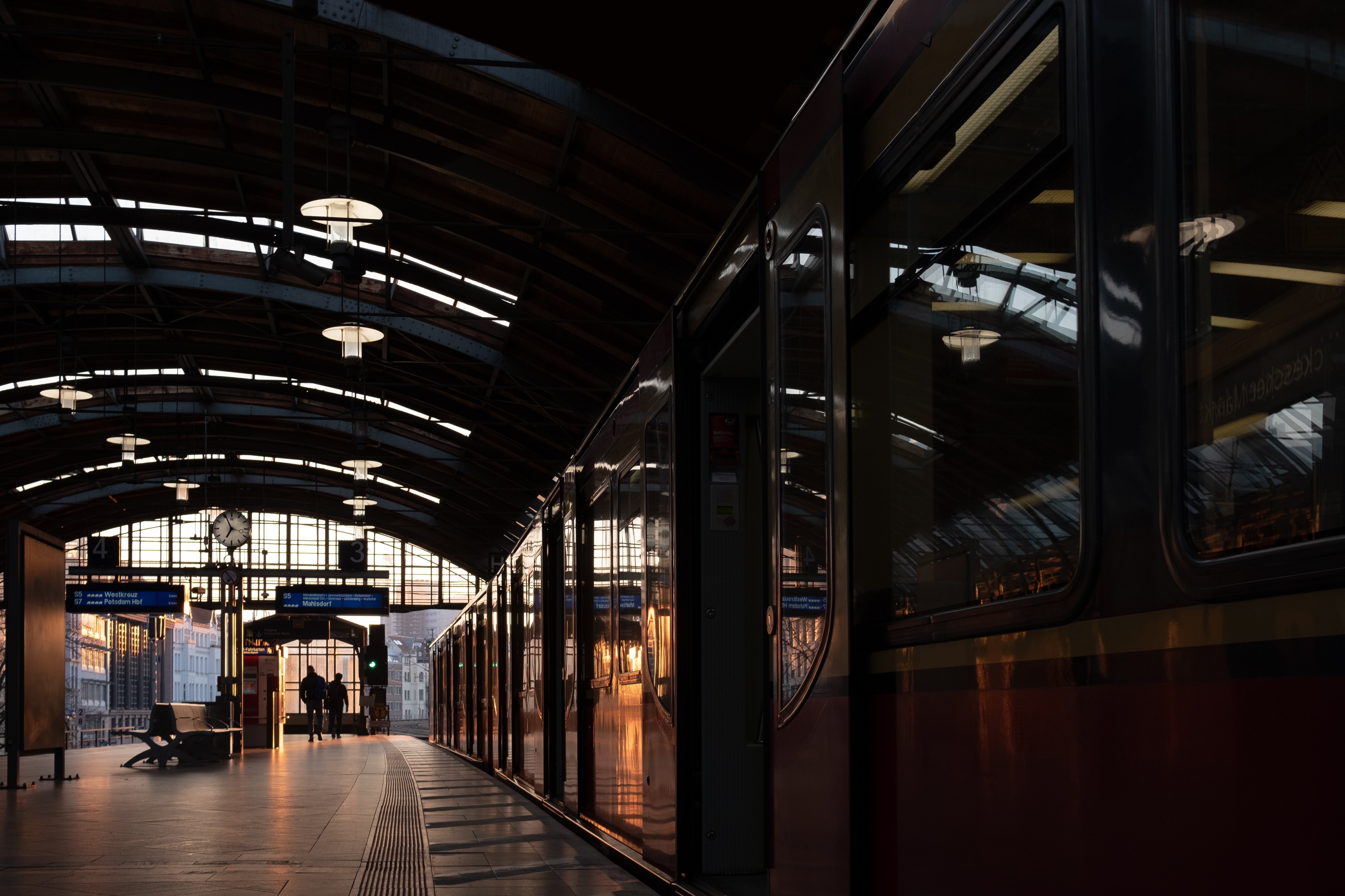 Le soleil couchant éclaire la plateforme du train