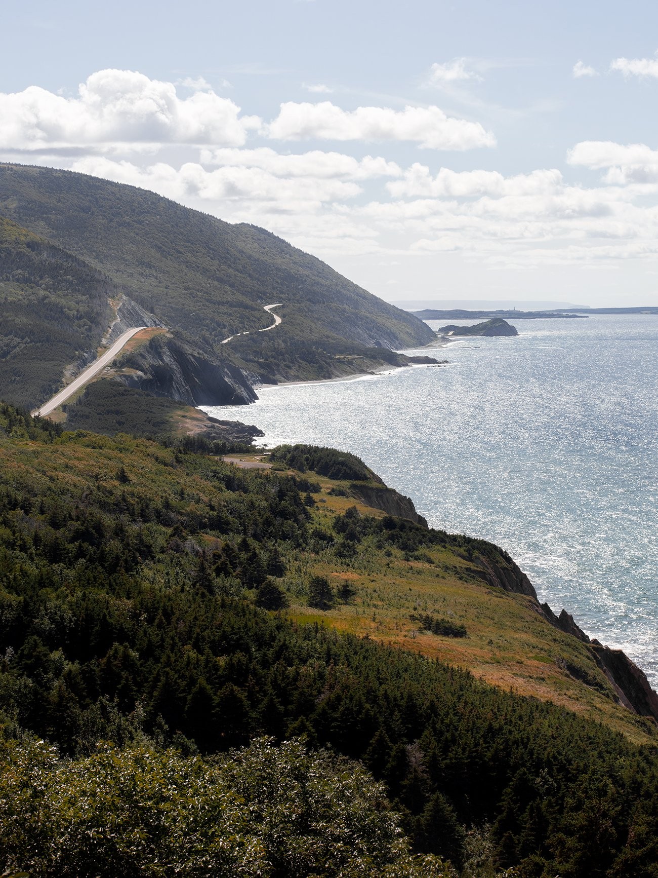 Littoral sinueux sous un soleil éclatant