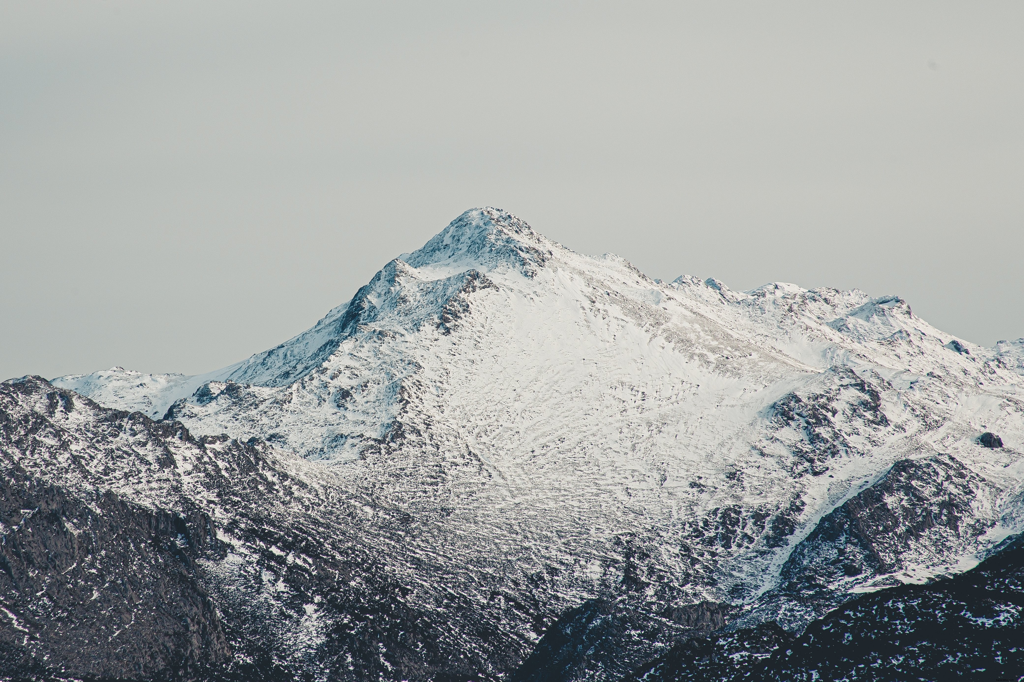 Vue rapprochée d’une vaste montagne enneigée