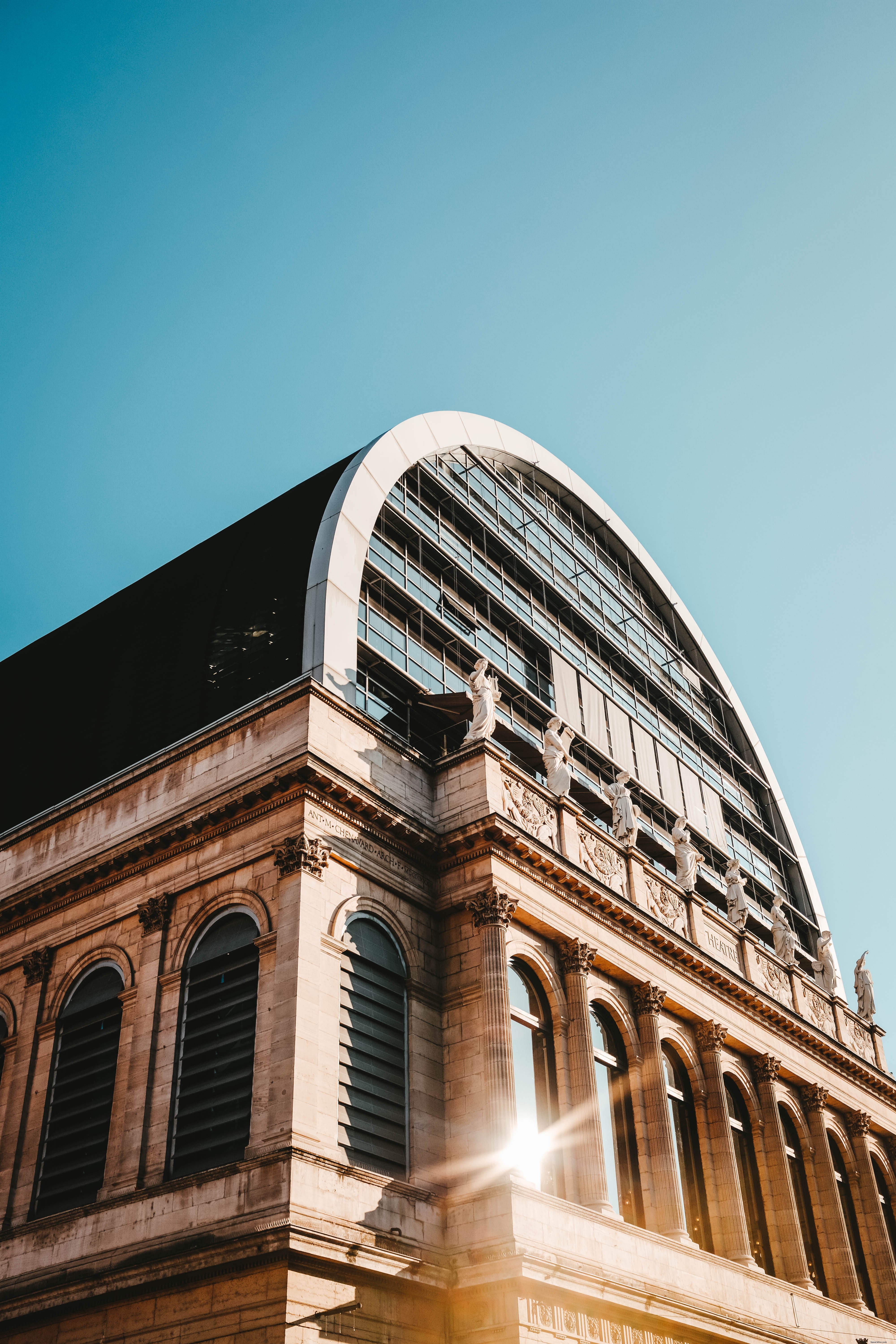 Le soleil éclaire les fenêtres du bâtiment