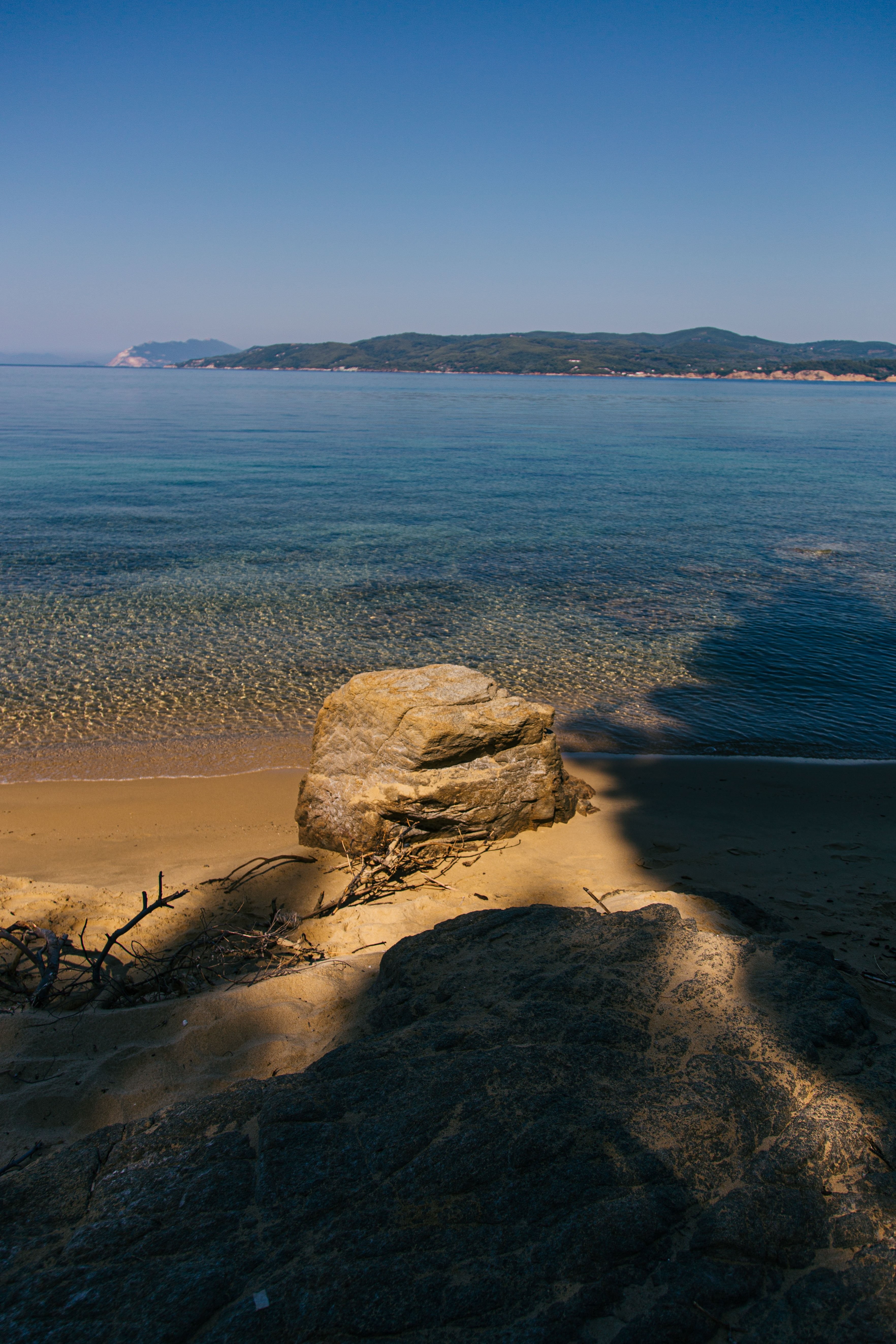 Roche sur la côte sablonneuse