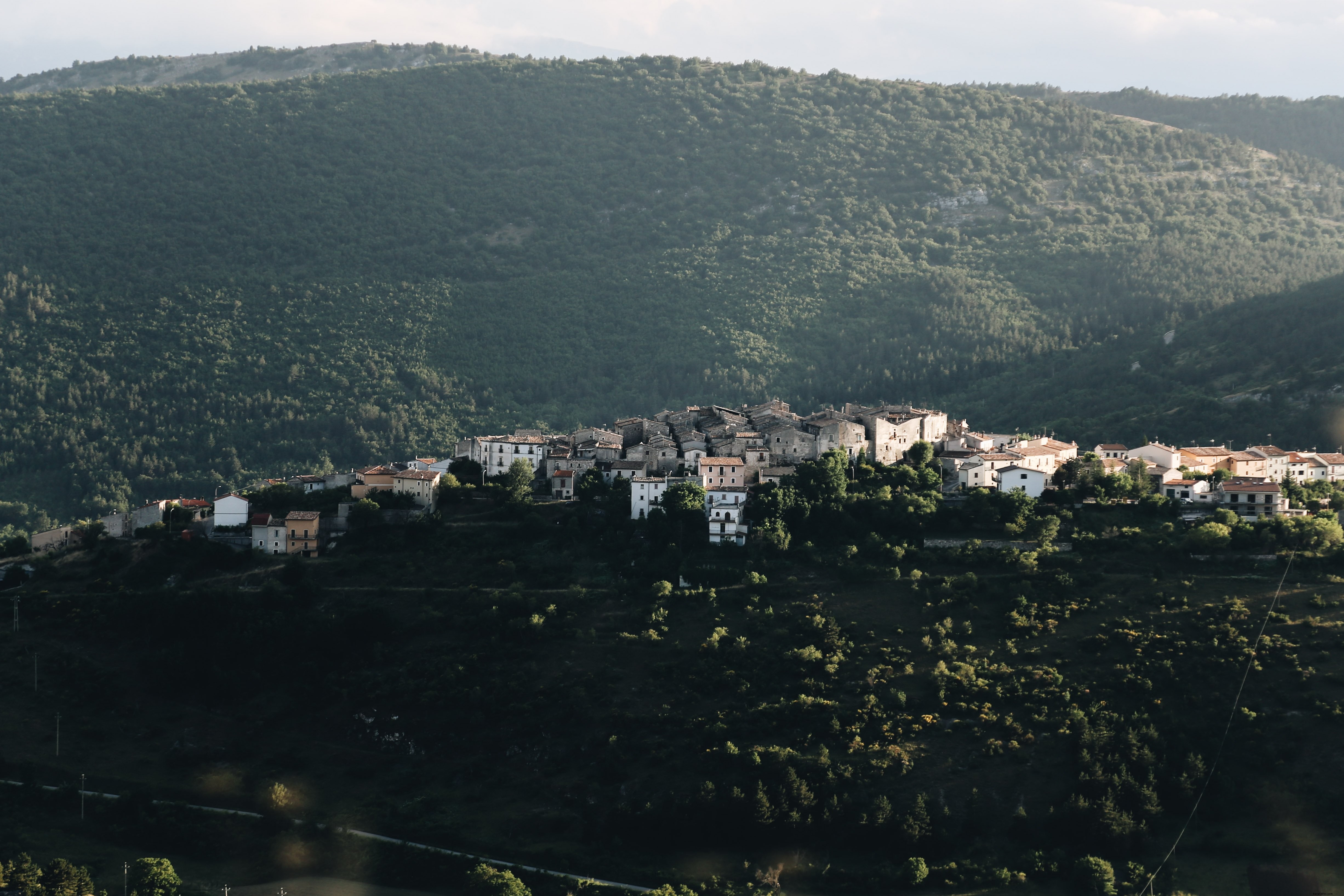 Photo de maisons regroupées sur une colline