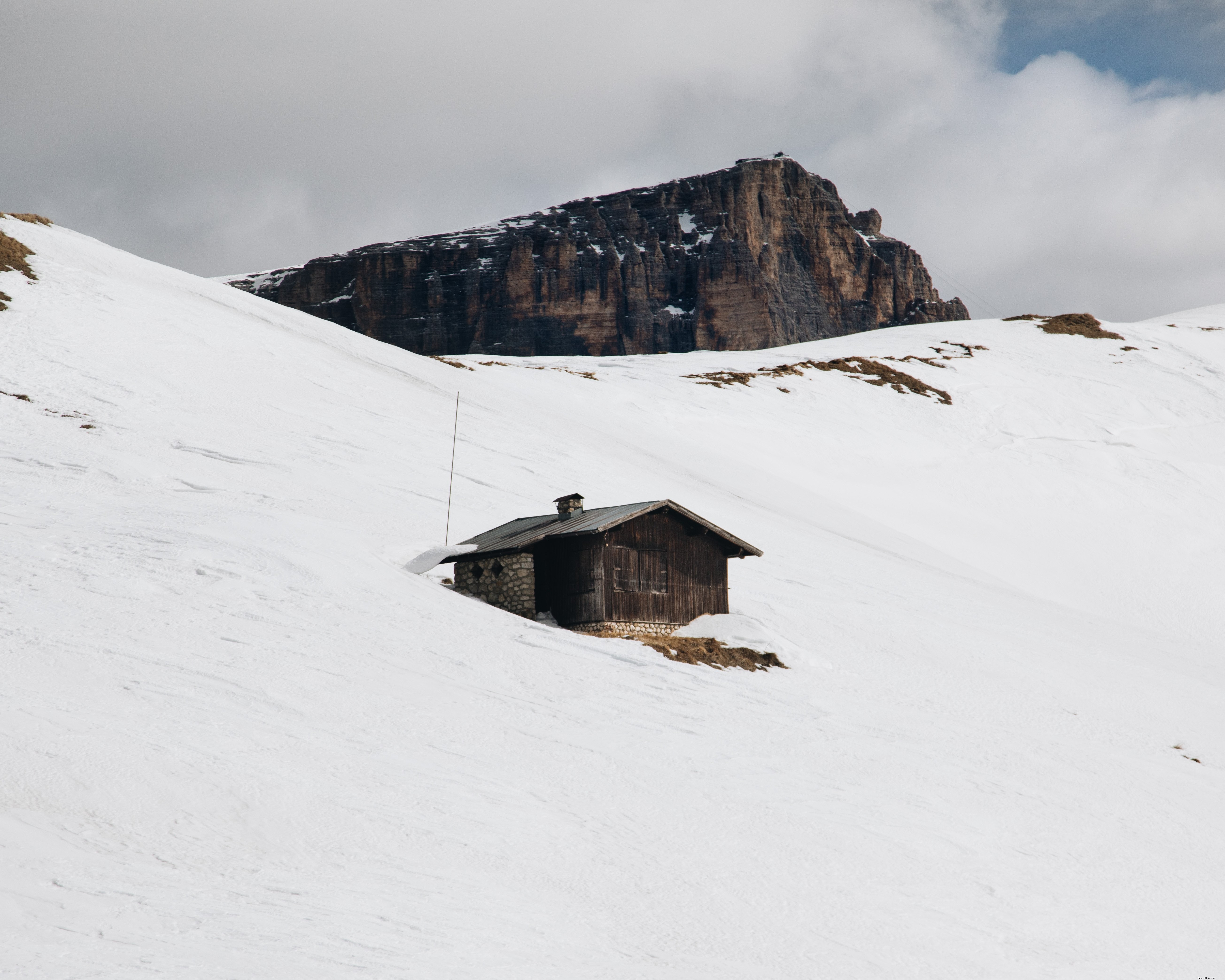 Photo d une petite cabane en rondins entourée de montagnes