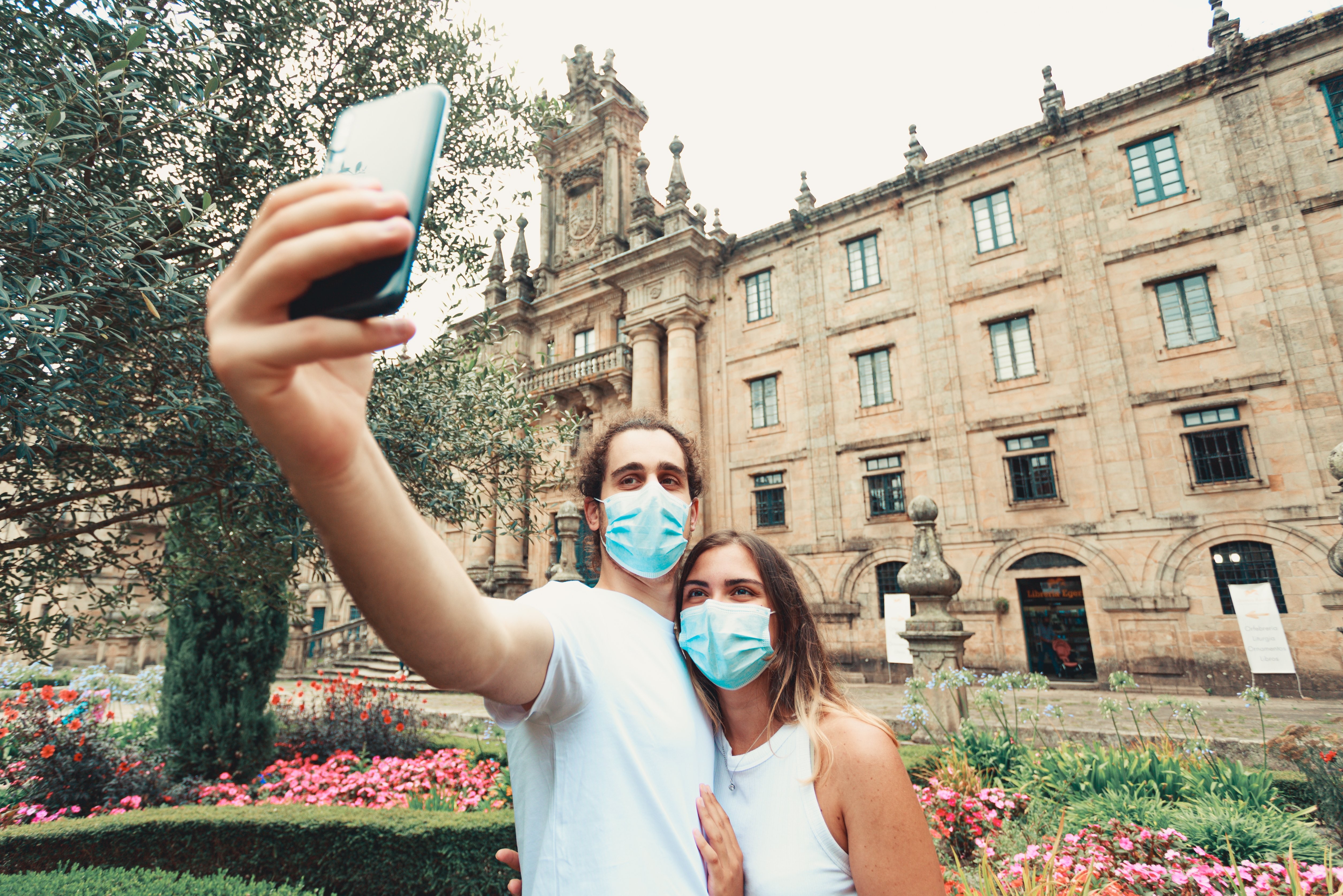 Deux personnes prennent un selfie à l extérieur en portant des masques bleus