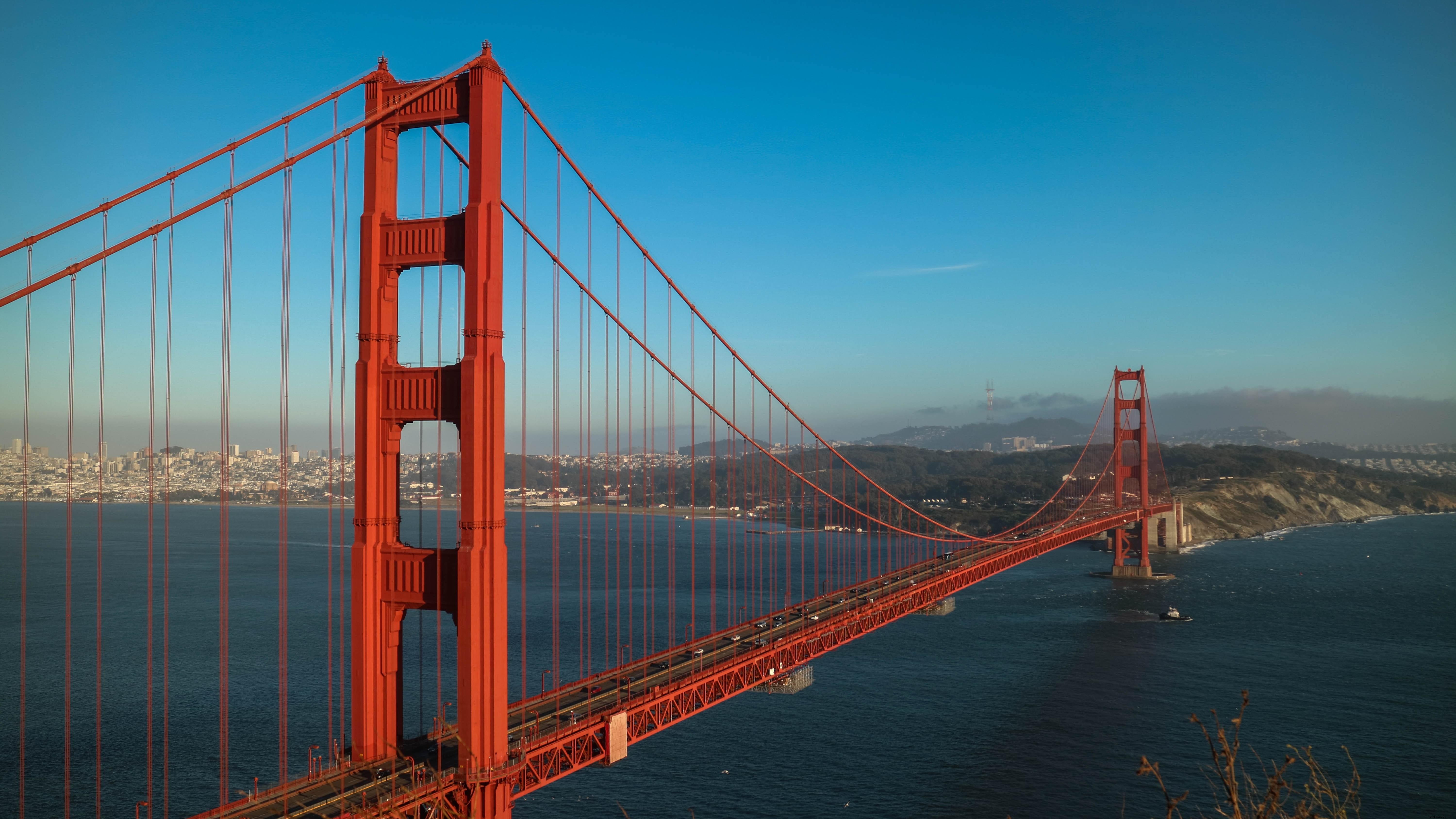 Le pont rouge s étend au-dessus d un plan d eau bleu