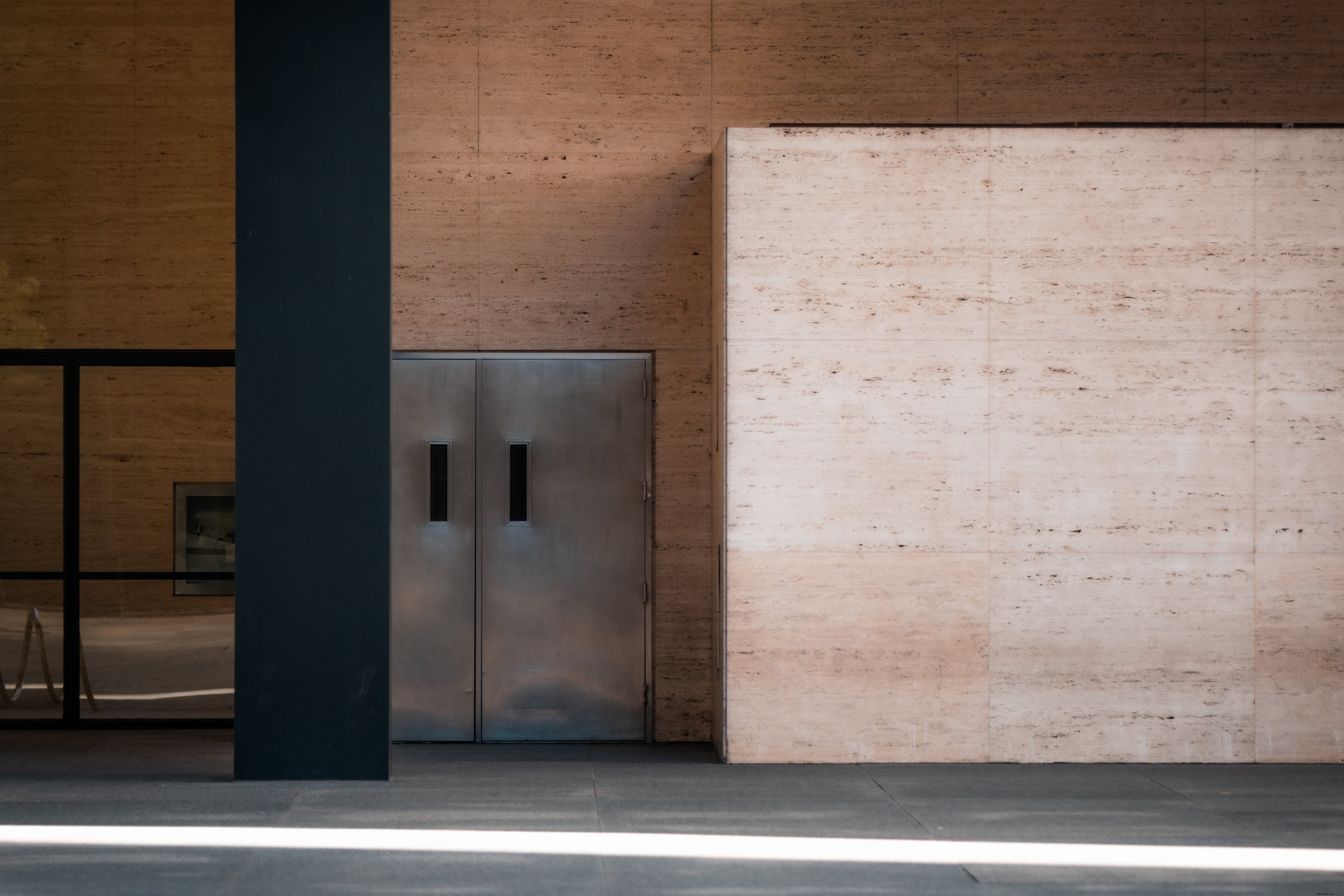 Photo du côté d un bâtiment aux portes argentées