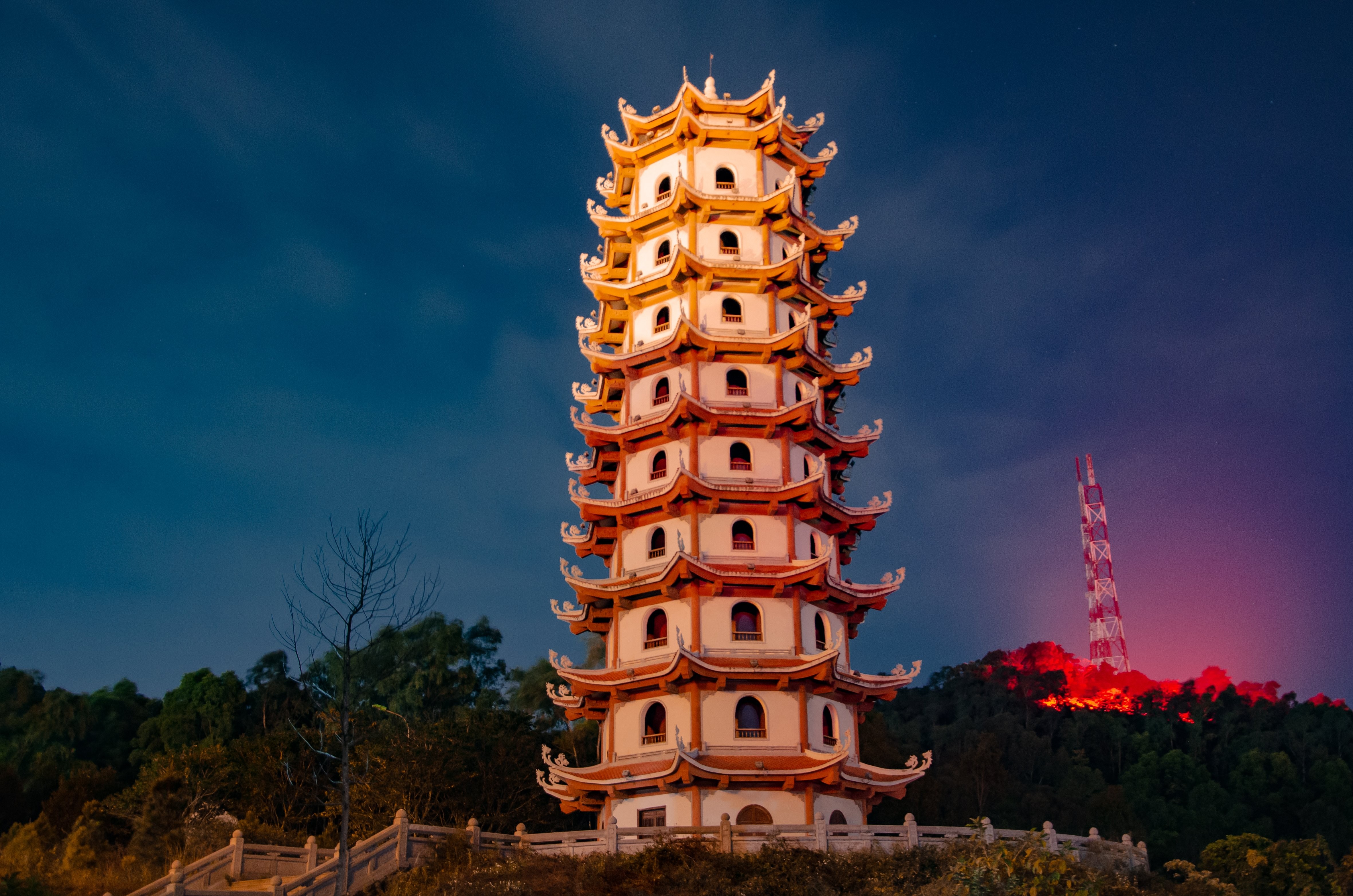 Photo d une structure unique éclairée au crépuscule