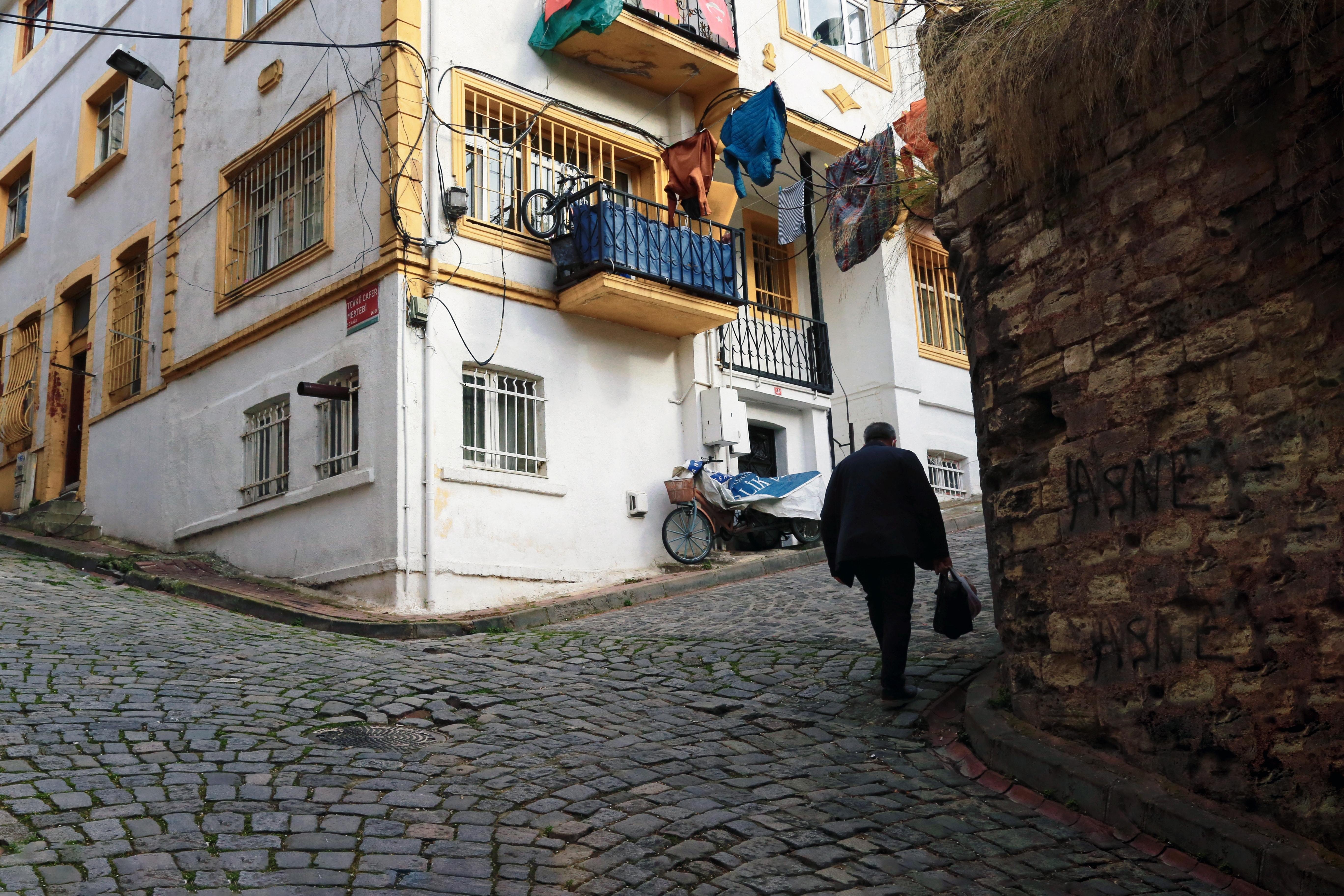 Montée de la rue pavée – Photo d’un bâtiment blanc et jaune