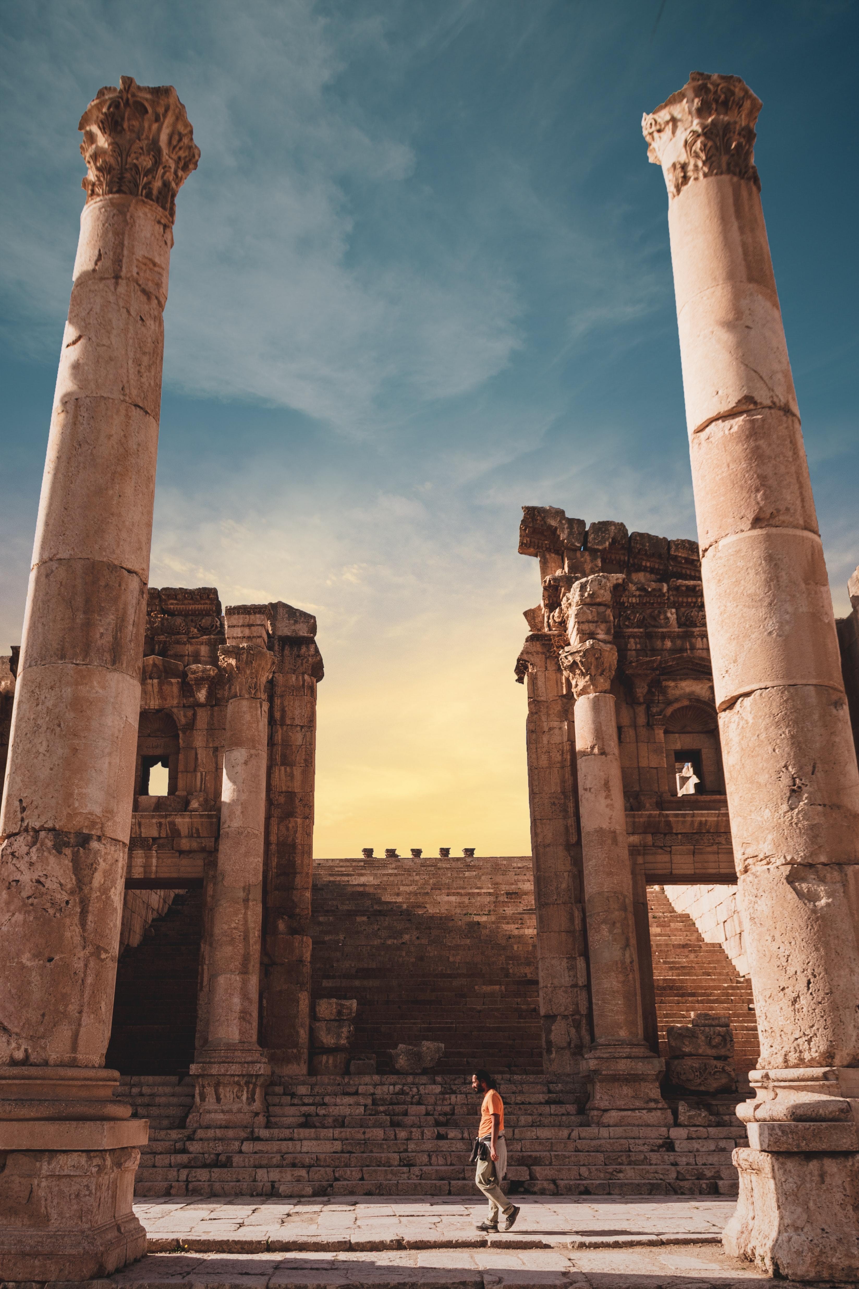 De hauts piliers parmi les ruines du musée de Jerash