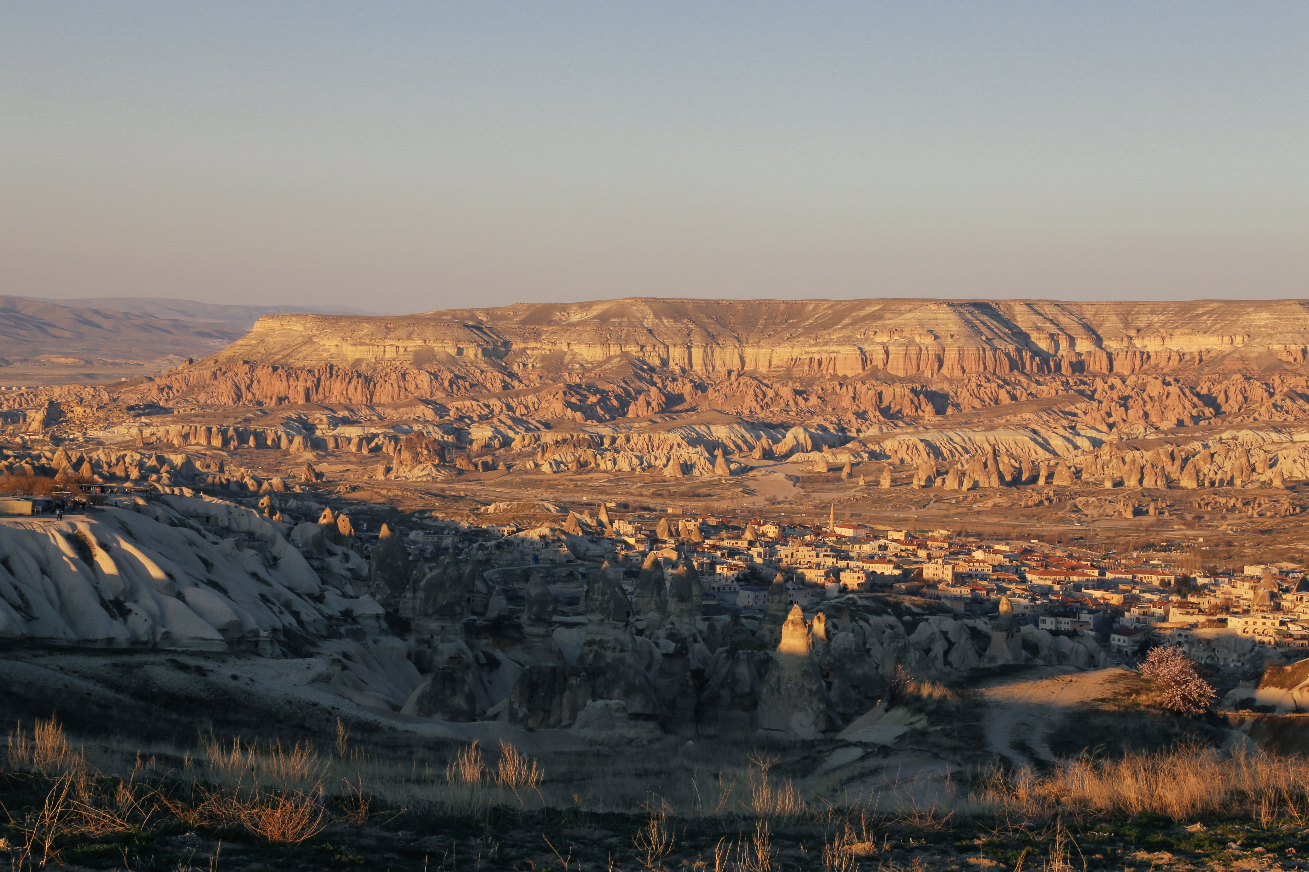 Lever du soleil sur un paysage montagneux
